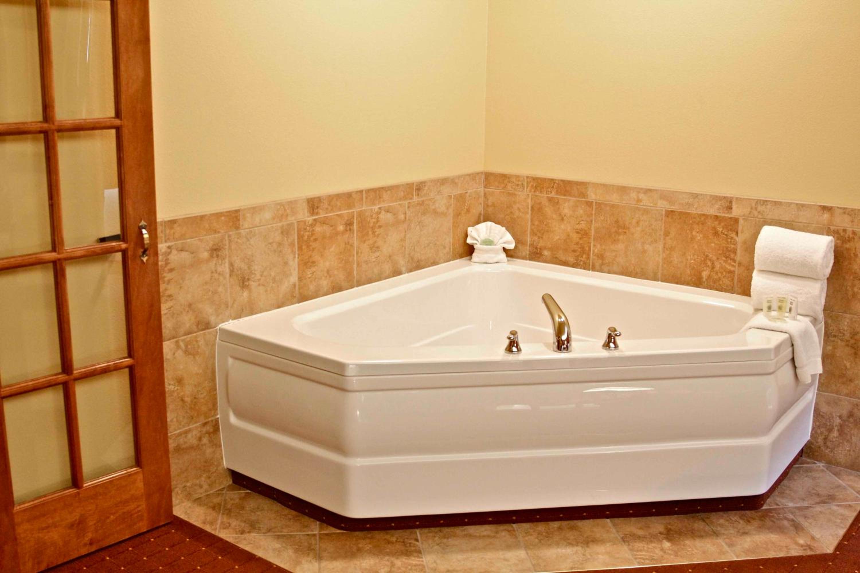 Suite with Whirlpool - Photo 4