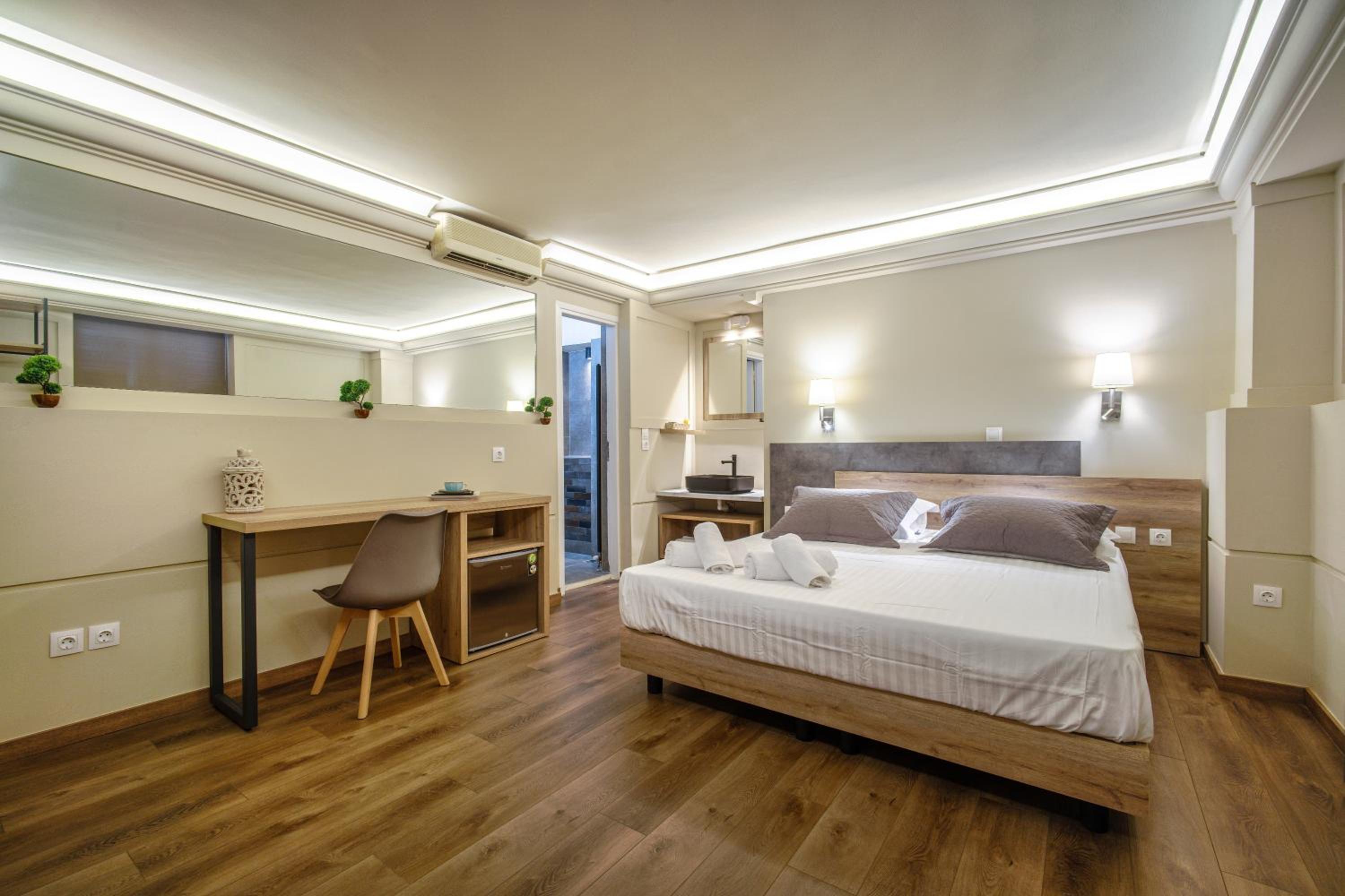 Double Room - Semi-basement photo 1