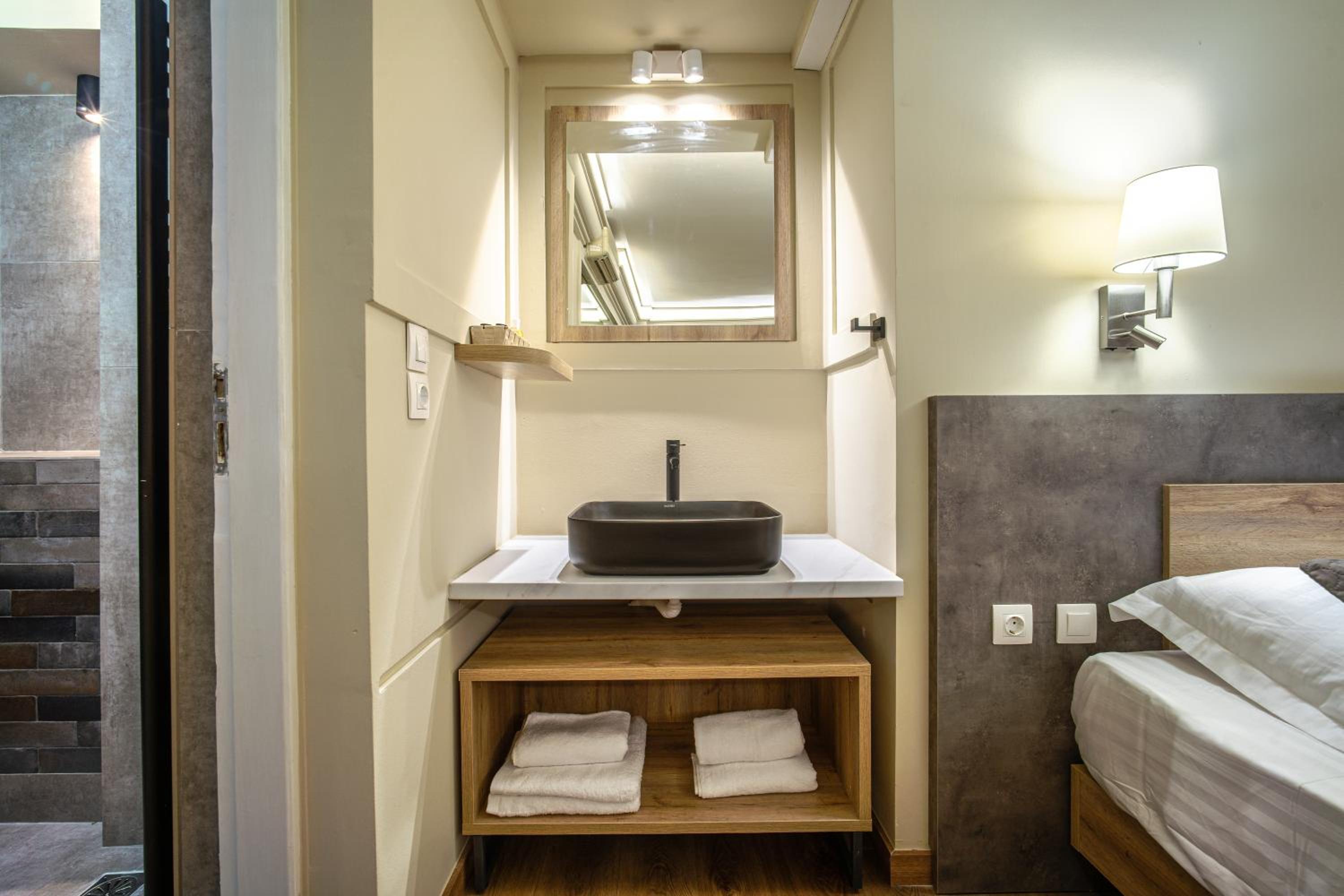 Double Room - Semi-basement photo 2