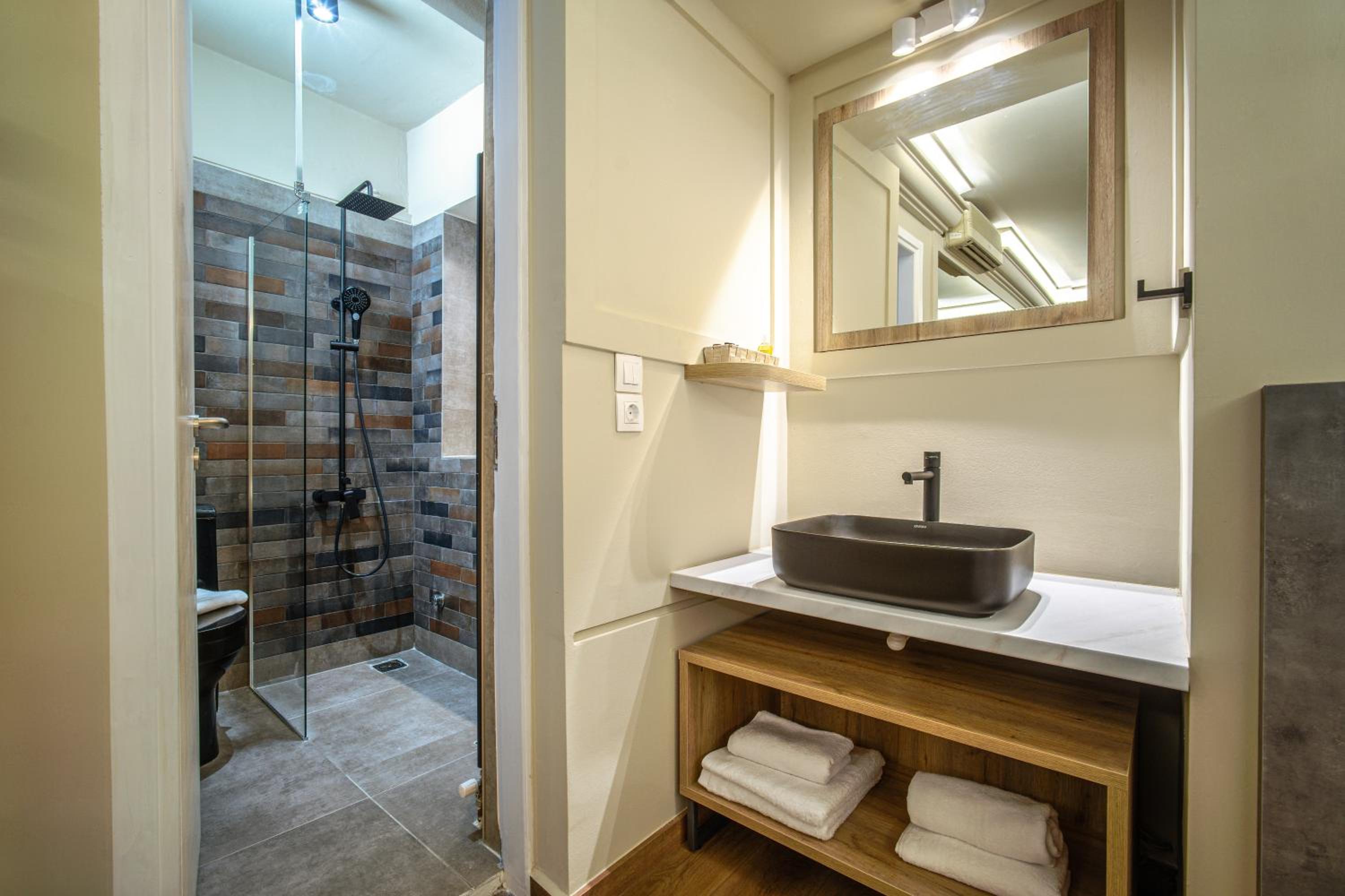 Double Room - Semi-basement photo 3