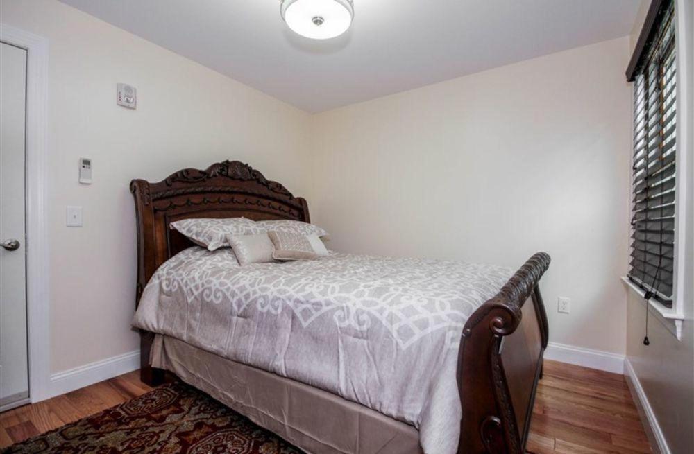 Deluxe Queen Suite photo 1