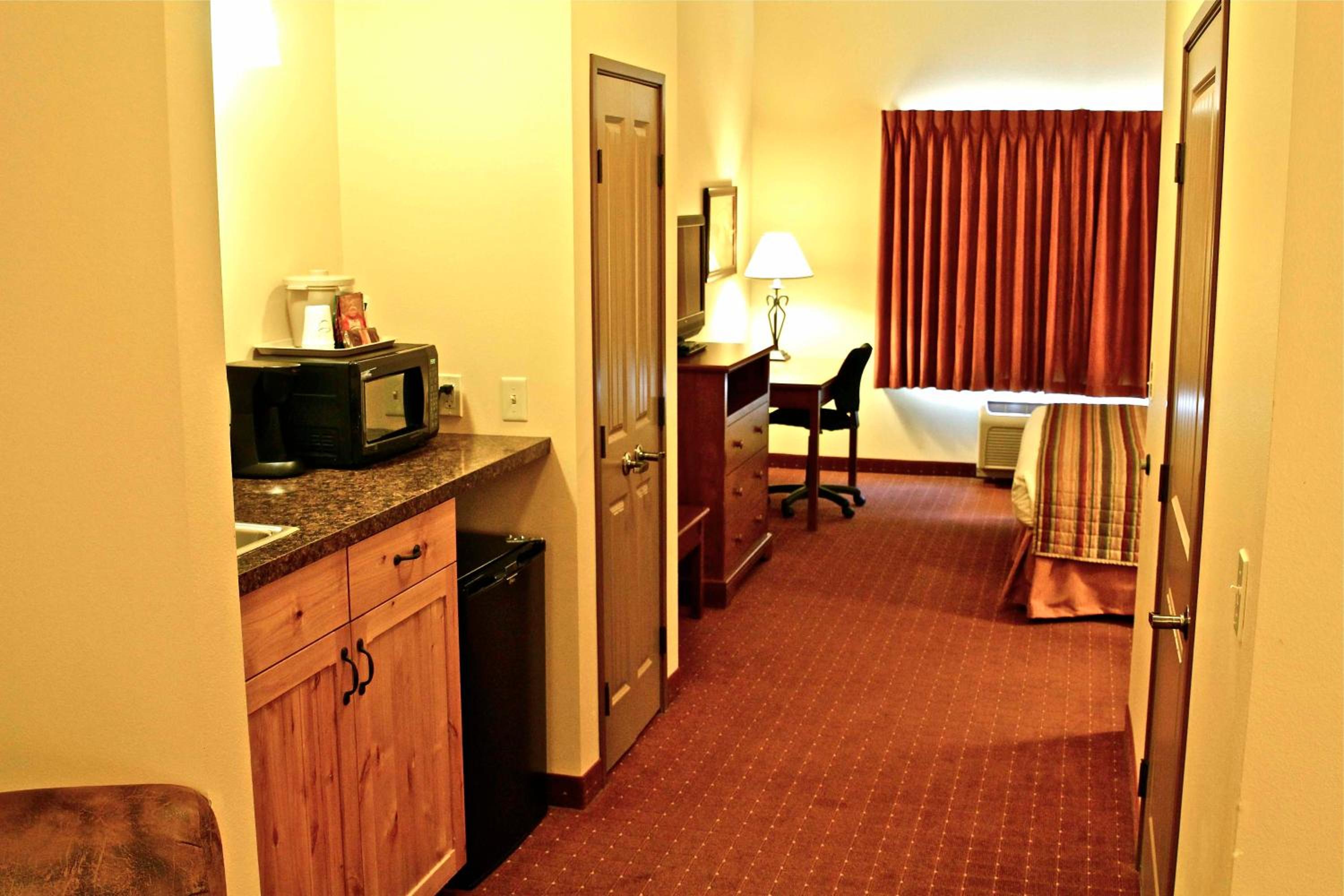 Deluxe King Suite - Photo 6