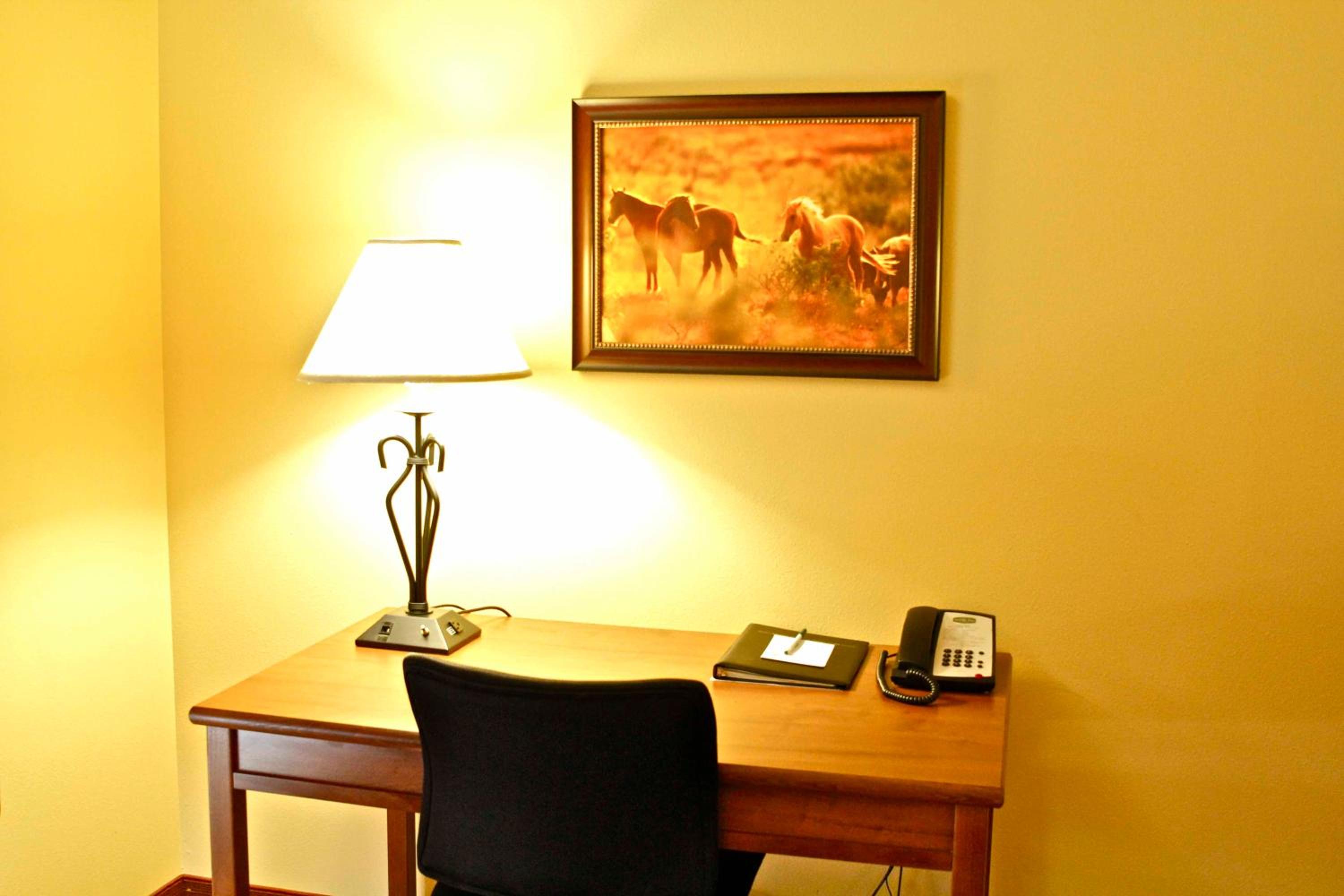 Queen Room with Two Queen Beds - Photo 4