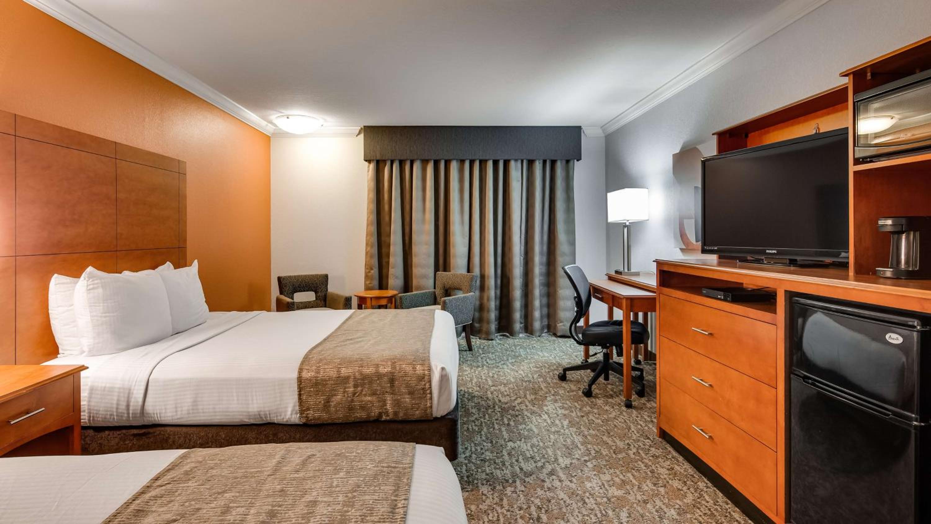 Queen Room with Two Queen Beds and Roll-In Shower - Disability Access/Non-Smoking photo 3