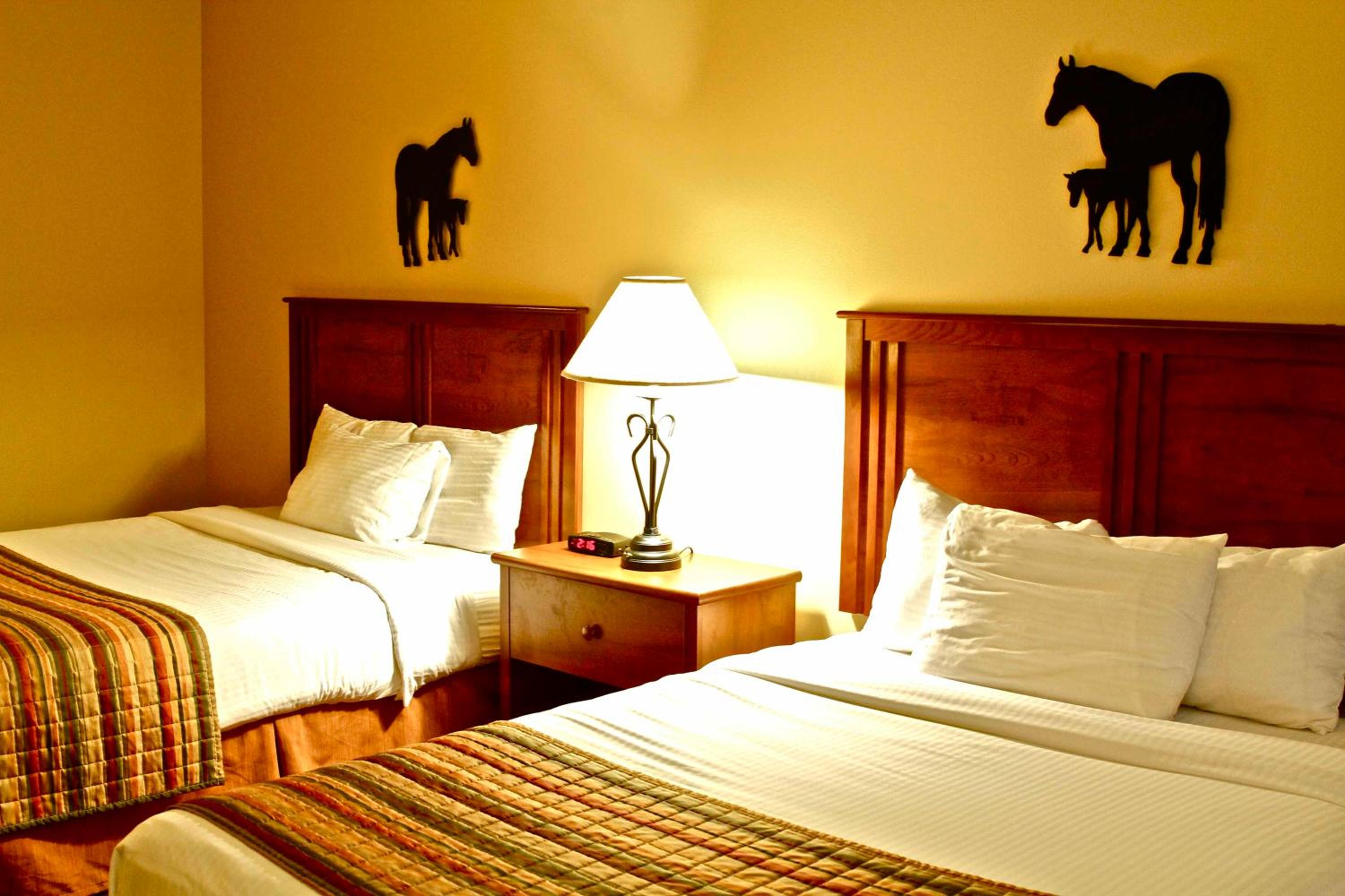 Queen Room with Two Queen Beds - Photo 3