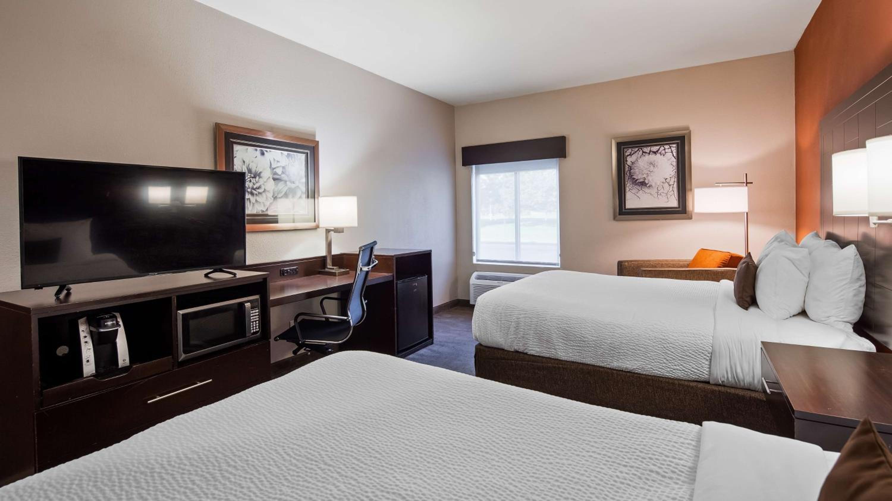 Queen Room with Two Queen Beds - Non-Smoking - Photo 2