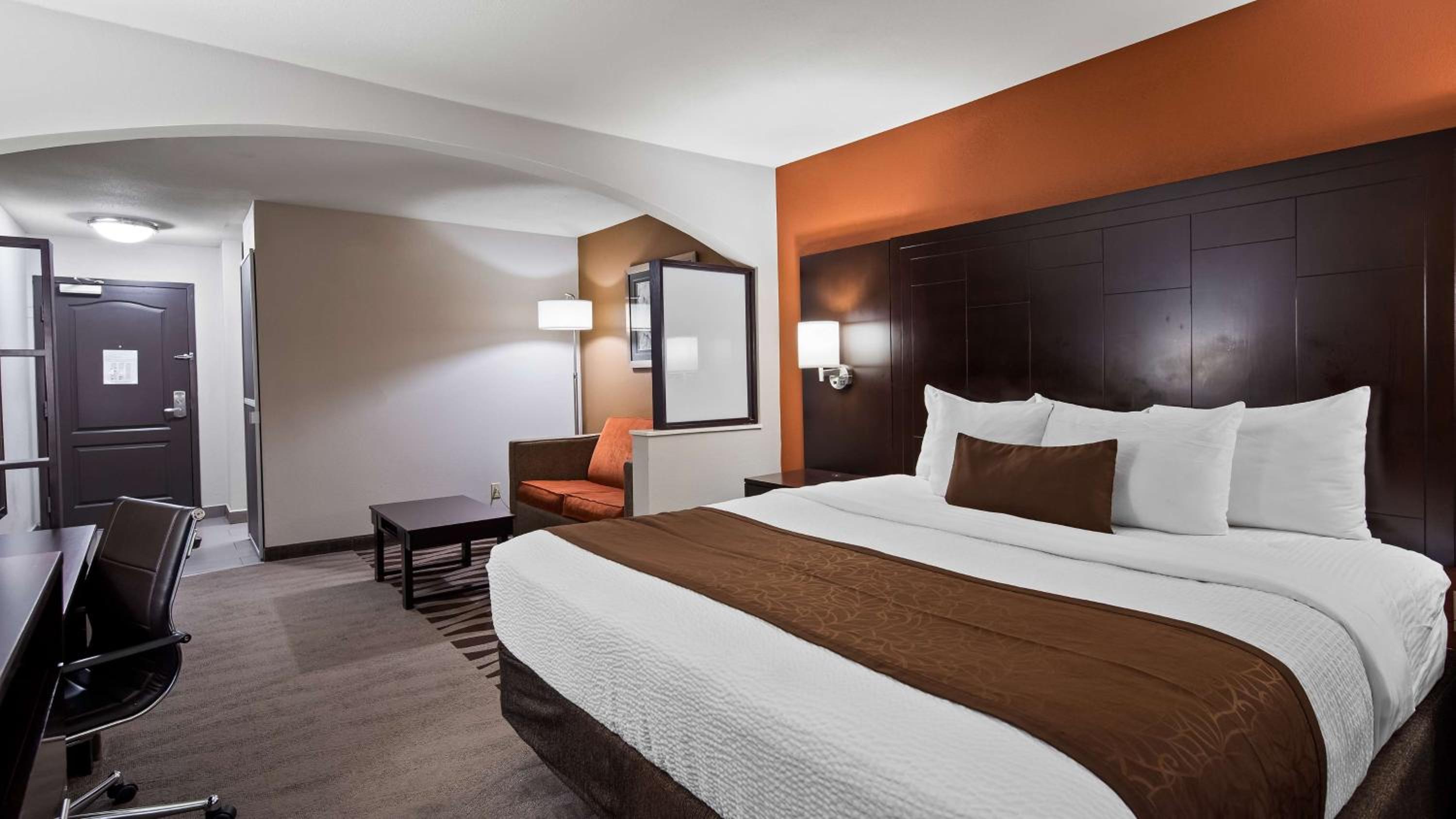 King Suite with Sofa Bed - Non-Smoking - Photo 4