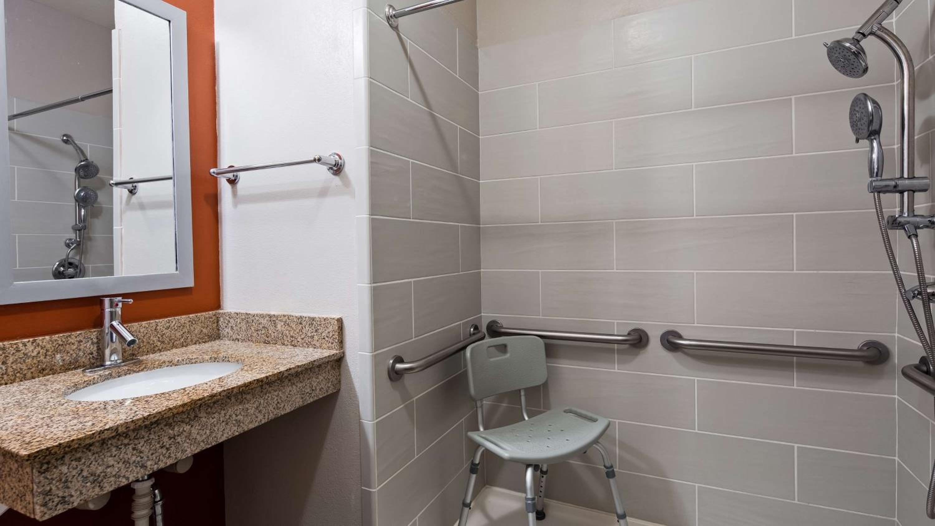 King Room with Roll-in Shower - Disability Access/Non-Smoking - Photo 2