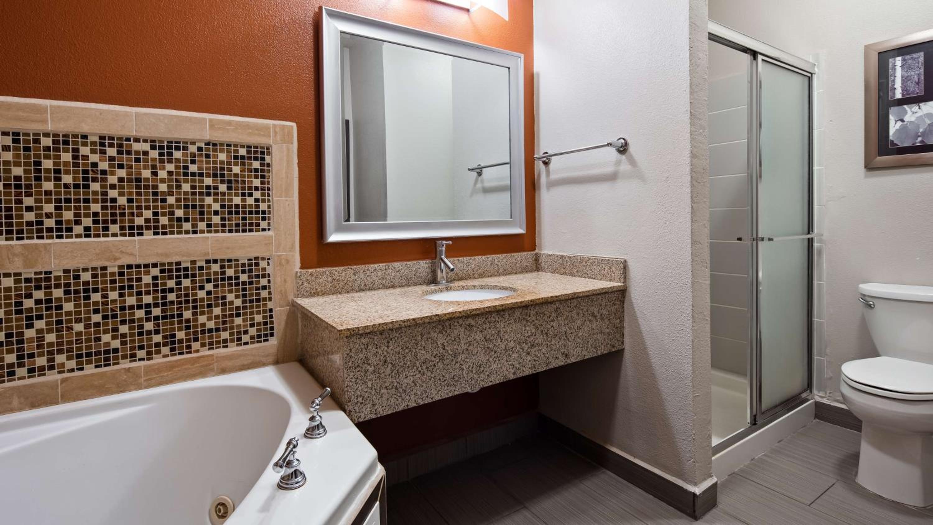 King Suite with Whirlpool - Non-Smoking - Photo 3