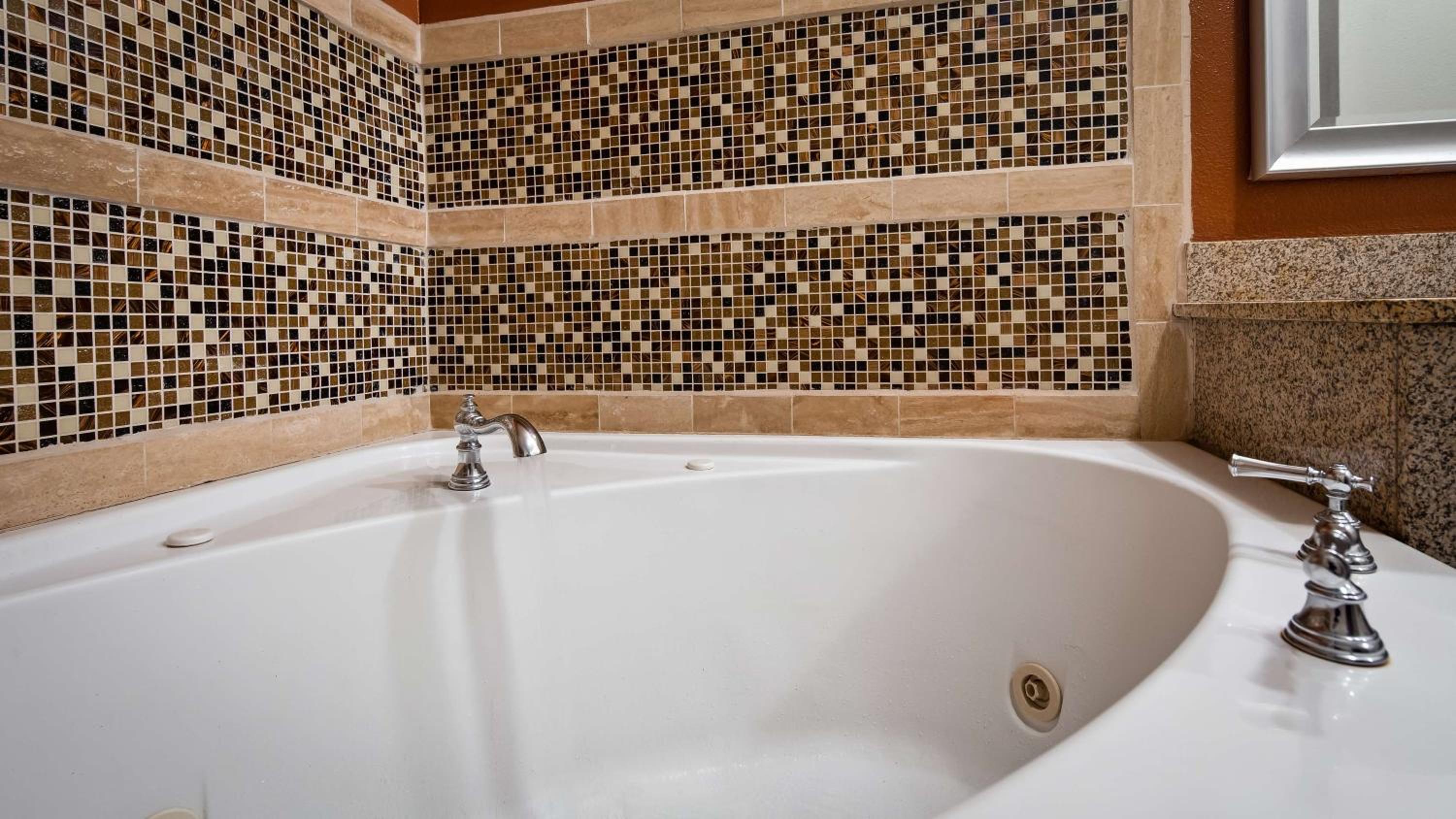 King Suite with Whirlpool - Non-Smoking - Photo 4