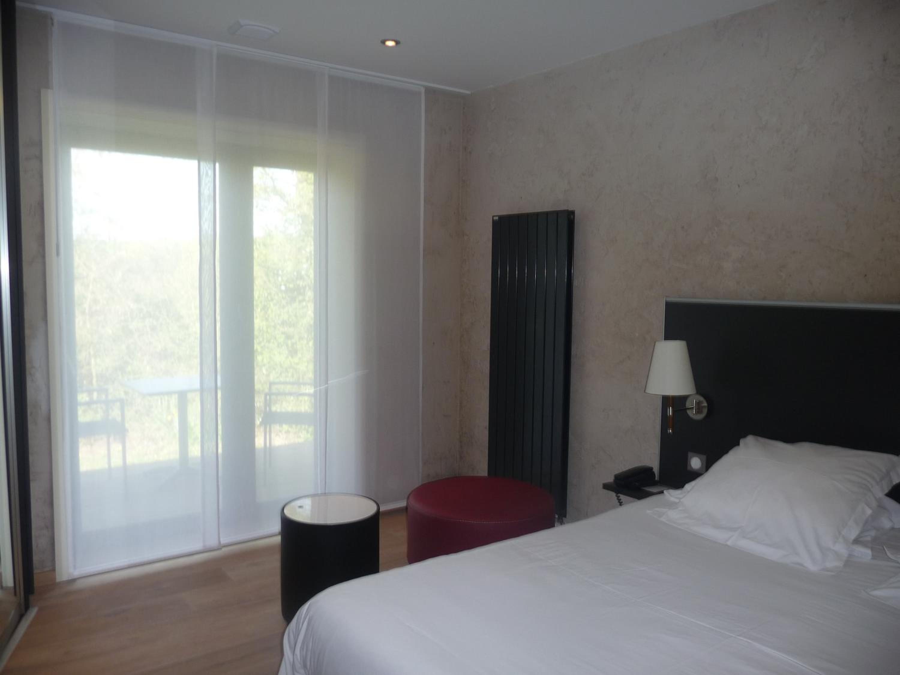 Contemporary Room photo 3