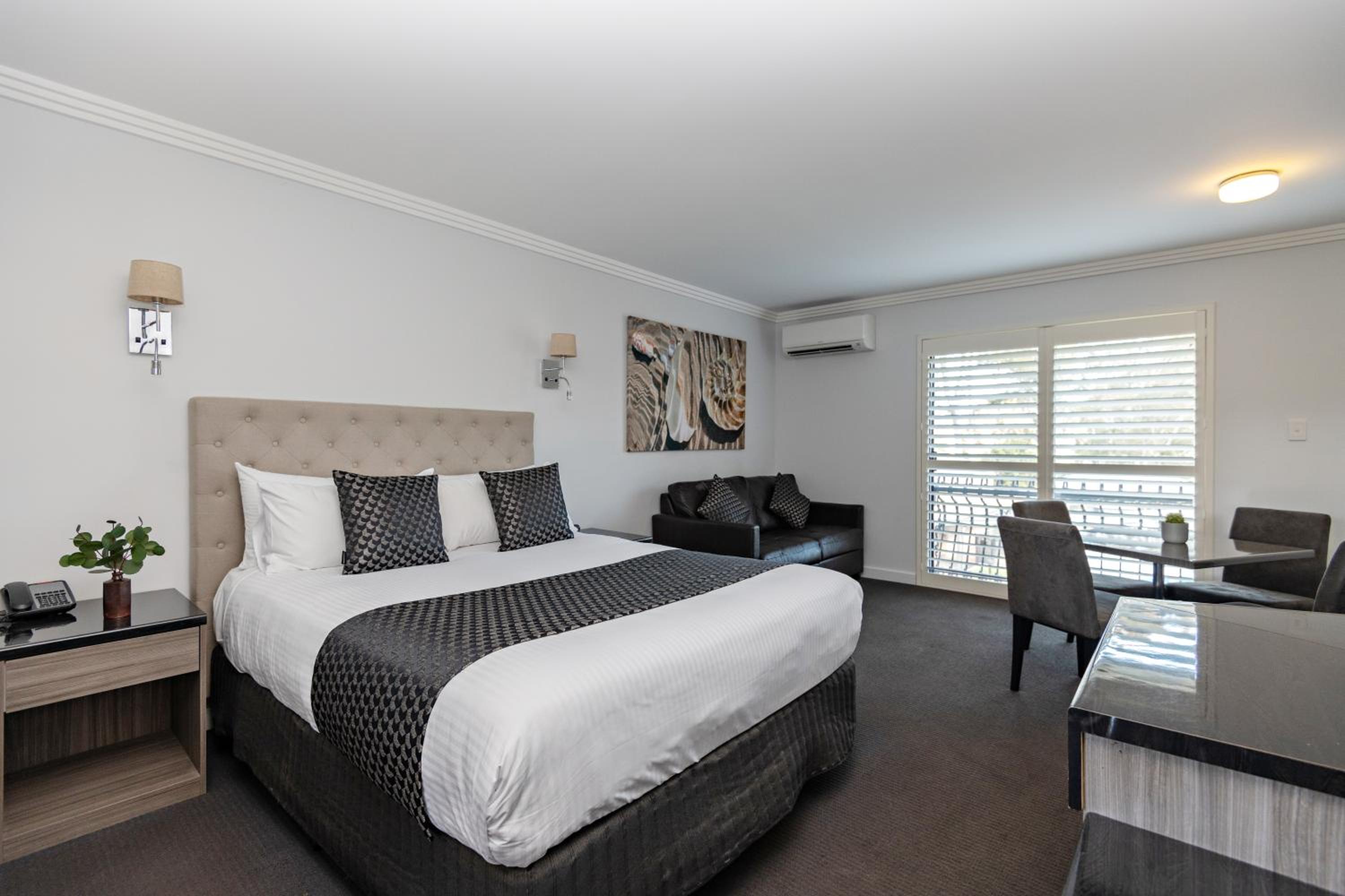 Two-Bedroom Spa Suite - Photo 6