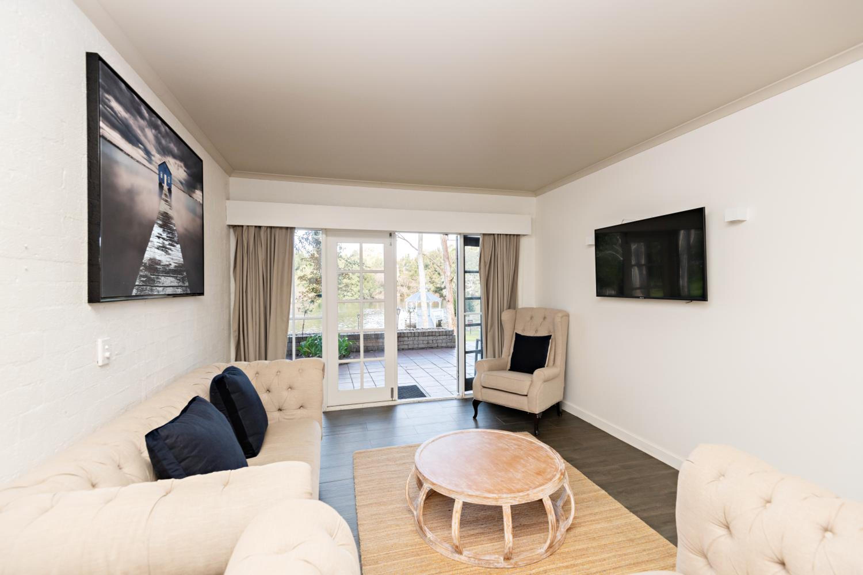 Two-Bedroom Lakeview Spa Suite  - Photo 6