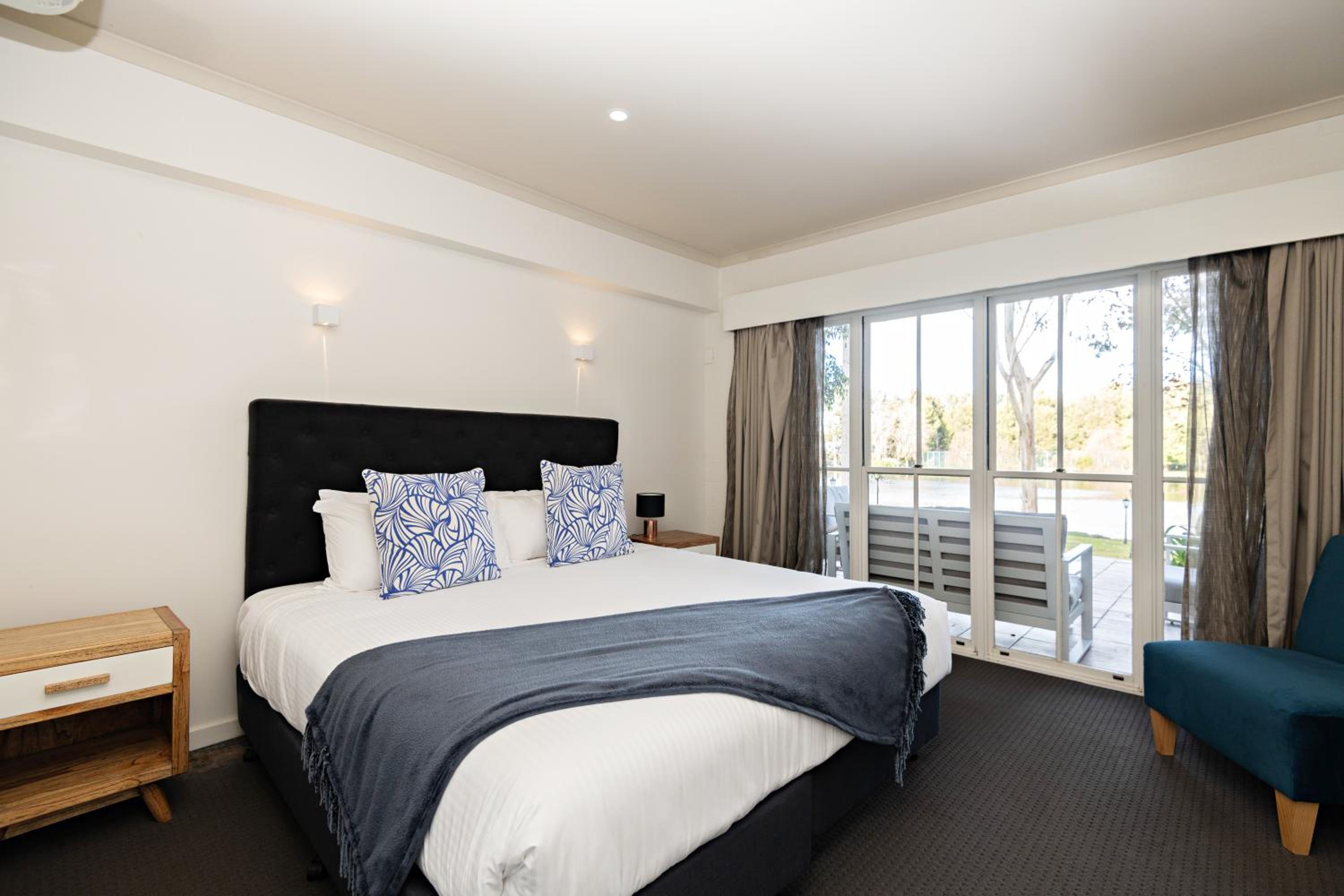 Two-Bedroom Lakeview Spa Suite  - Photo 7