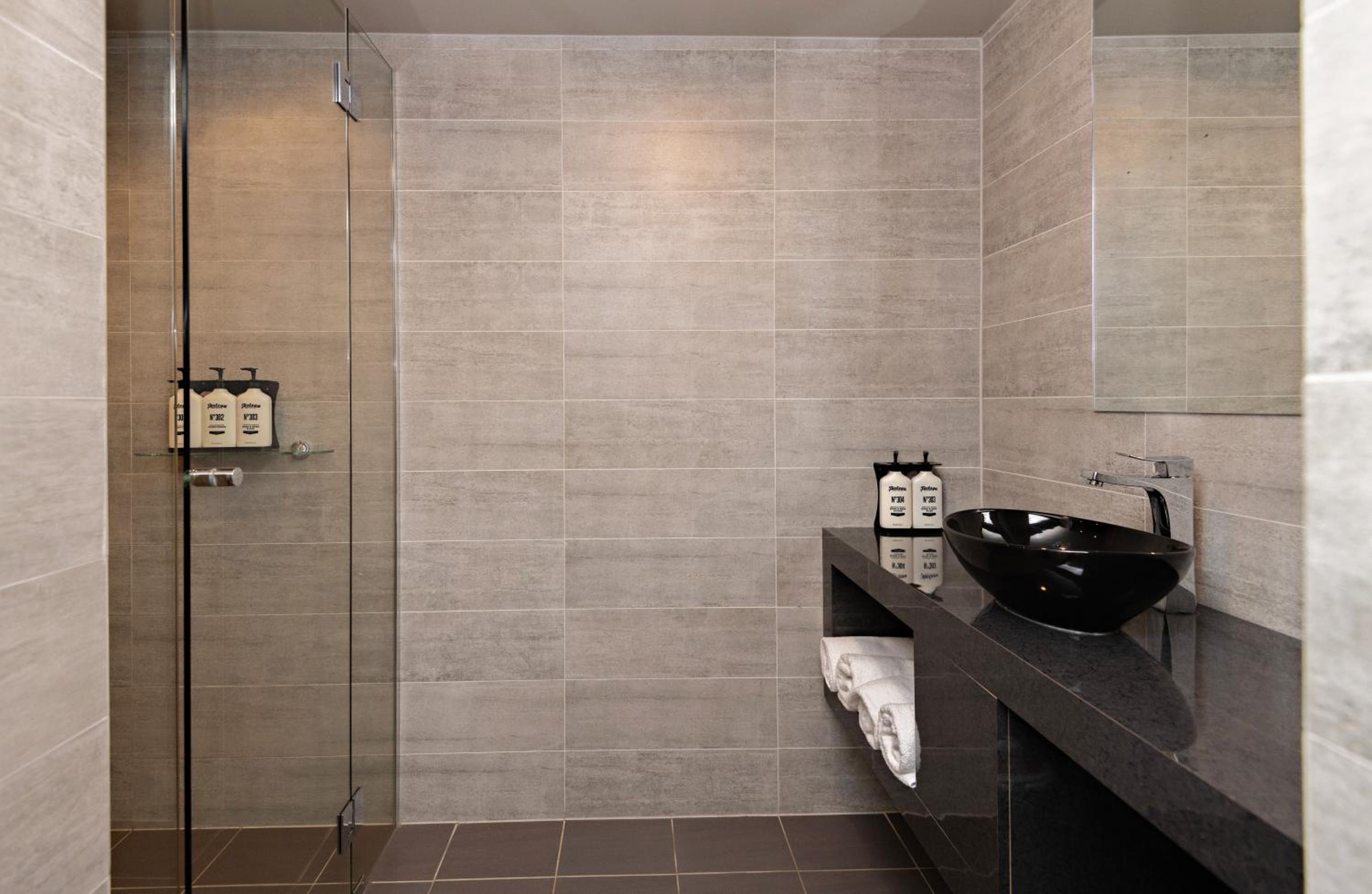 Two-Bedroom Lakeview Spa Suite  - Photo 5