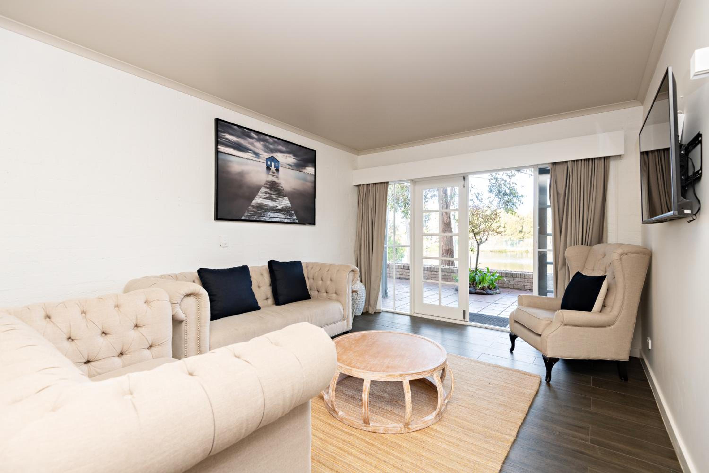 Two-Bedroom Lakeview Spa Suite  - Photo 1