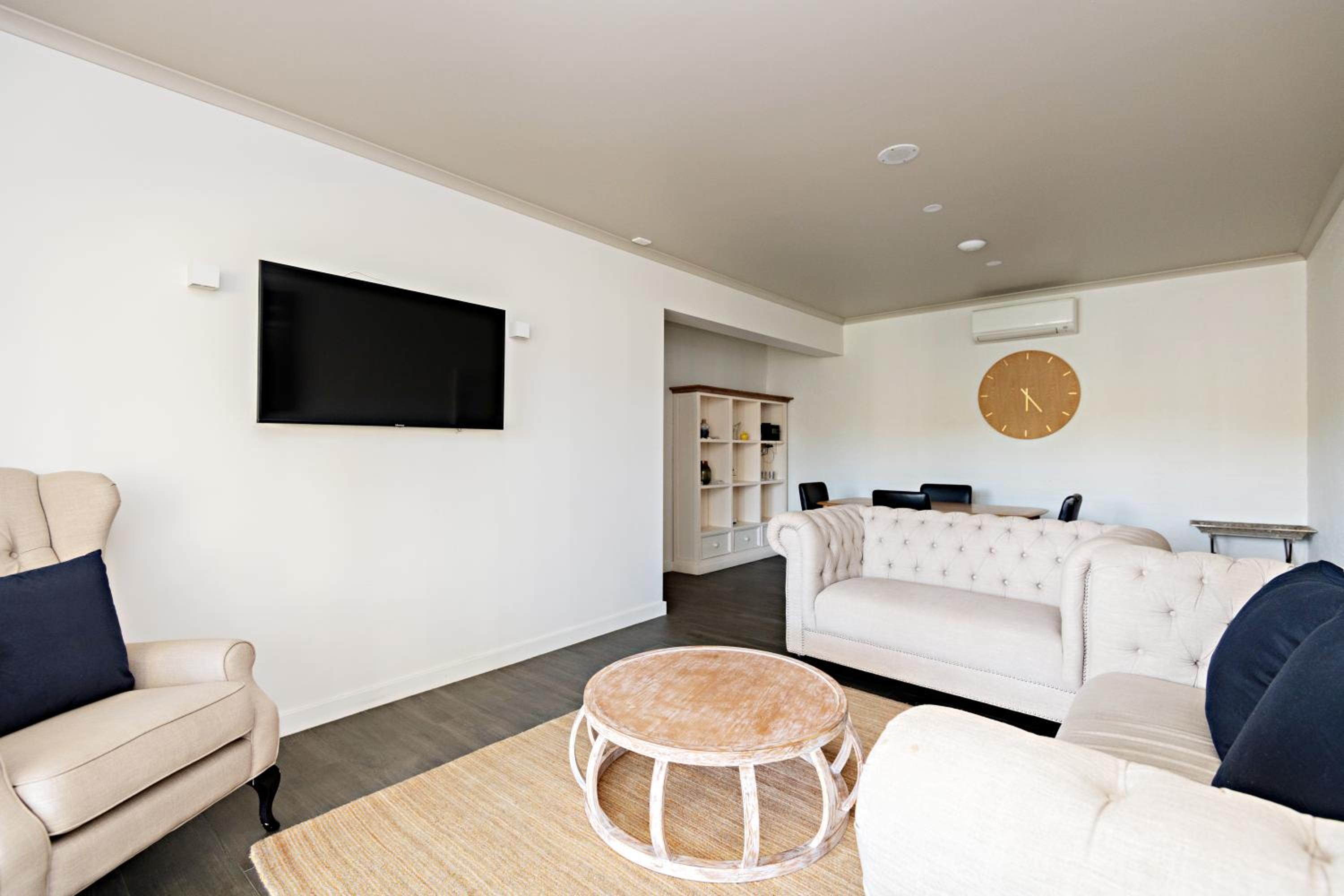 Two-Bedroom Lakeview Spa Suite  - Photo 3