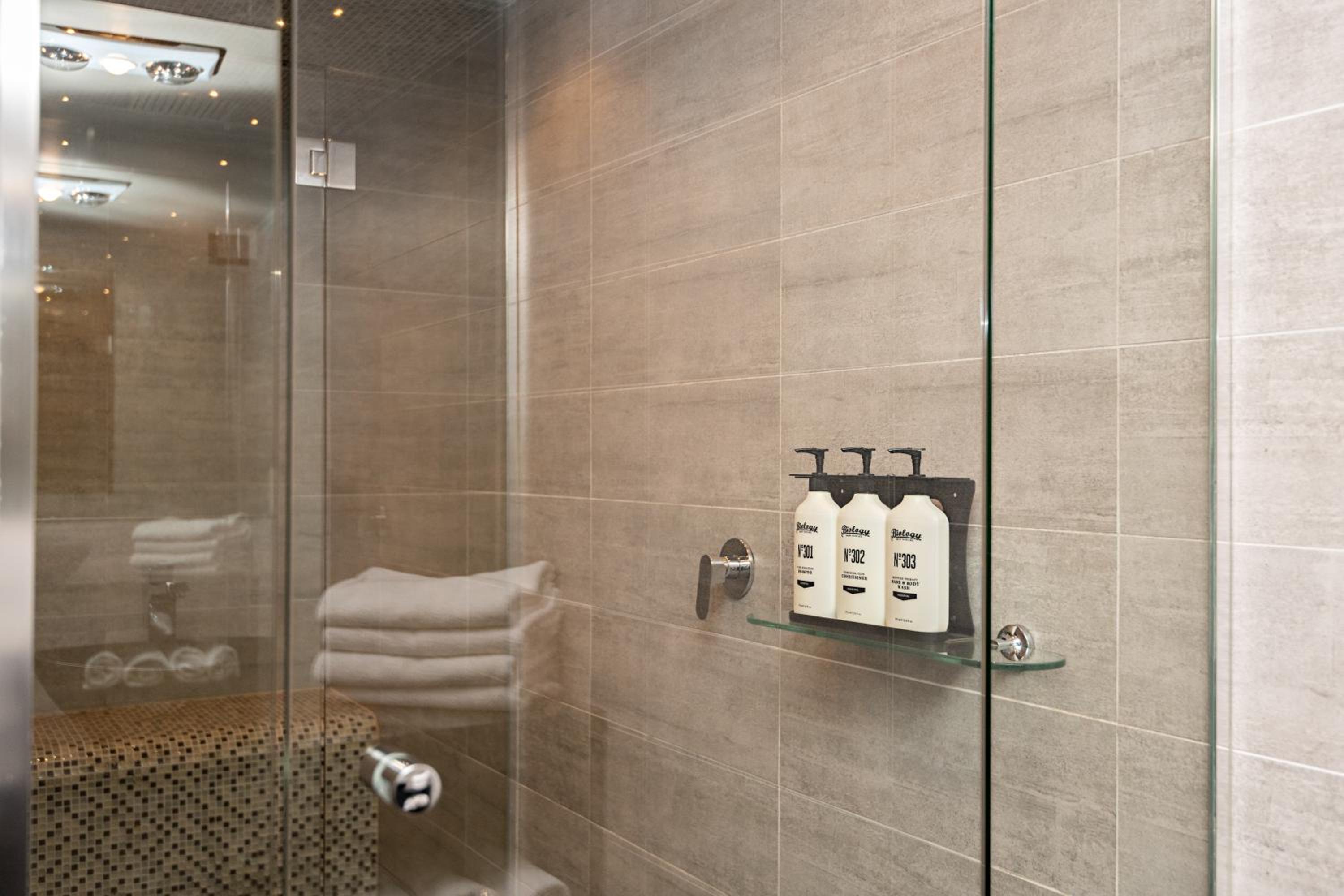 Two-Bedroom Lakeview Spa Suite  - Photo 4