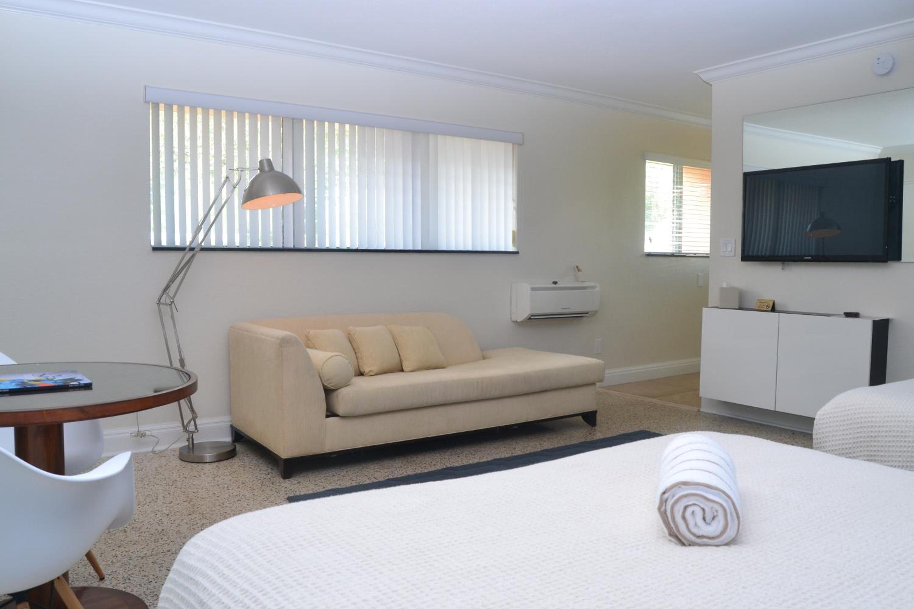 Queen Studio with Two Queen Beds - Photo 4