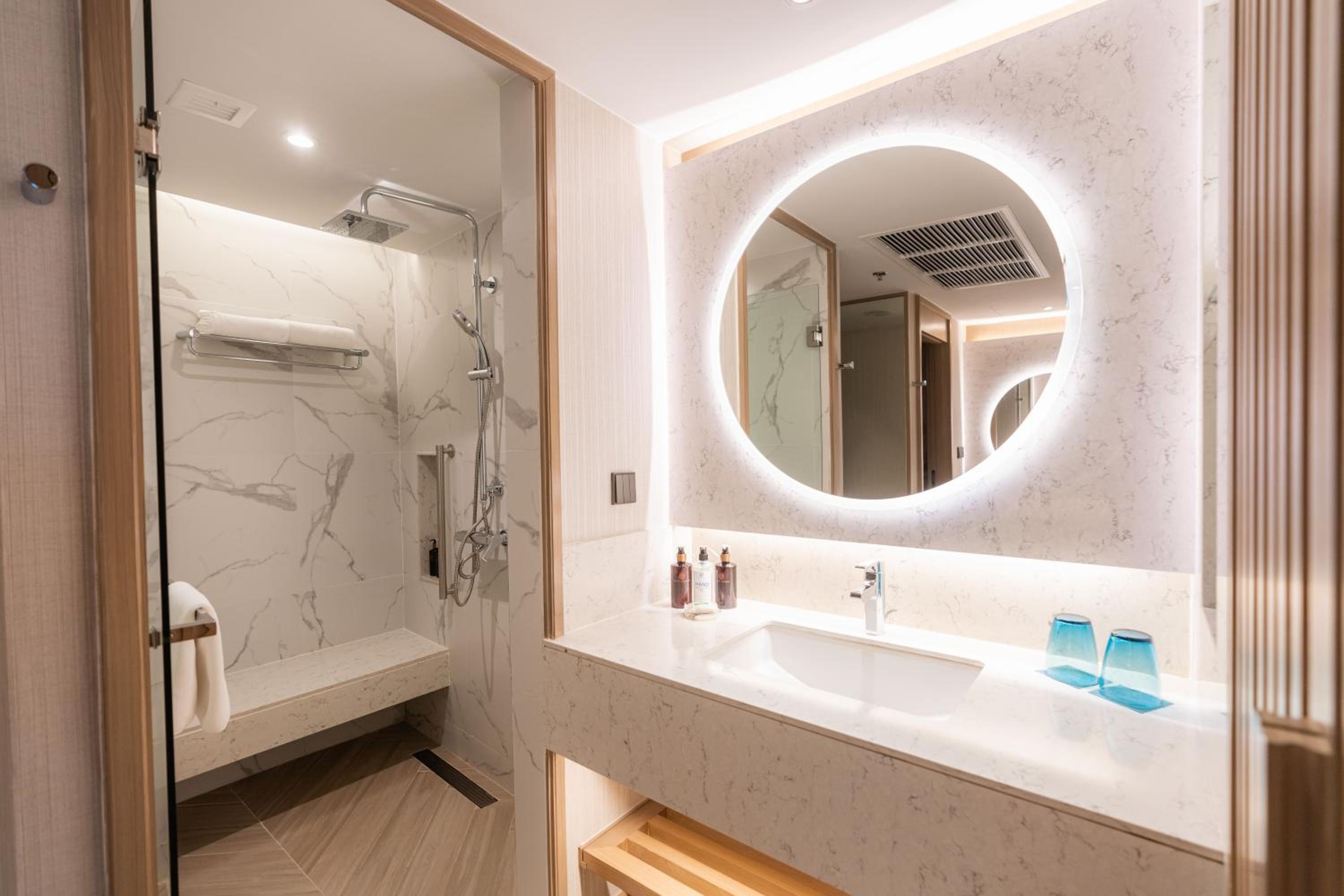 Premium King Room with Balcony and Pool View - Photo 7