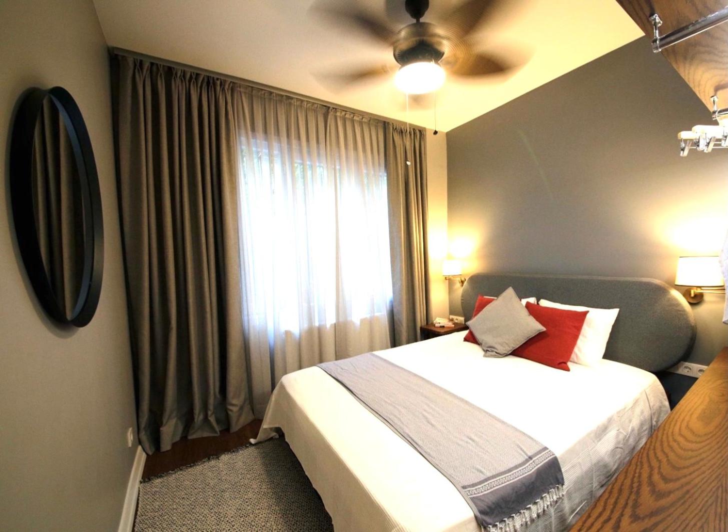 One-Bedroom Apartment photo 1