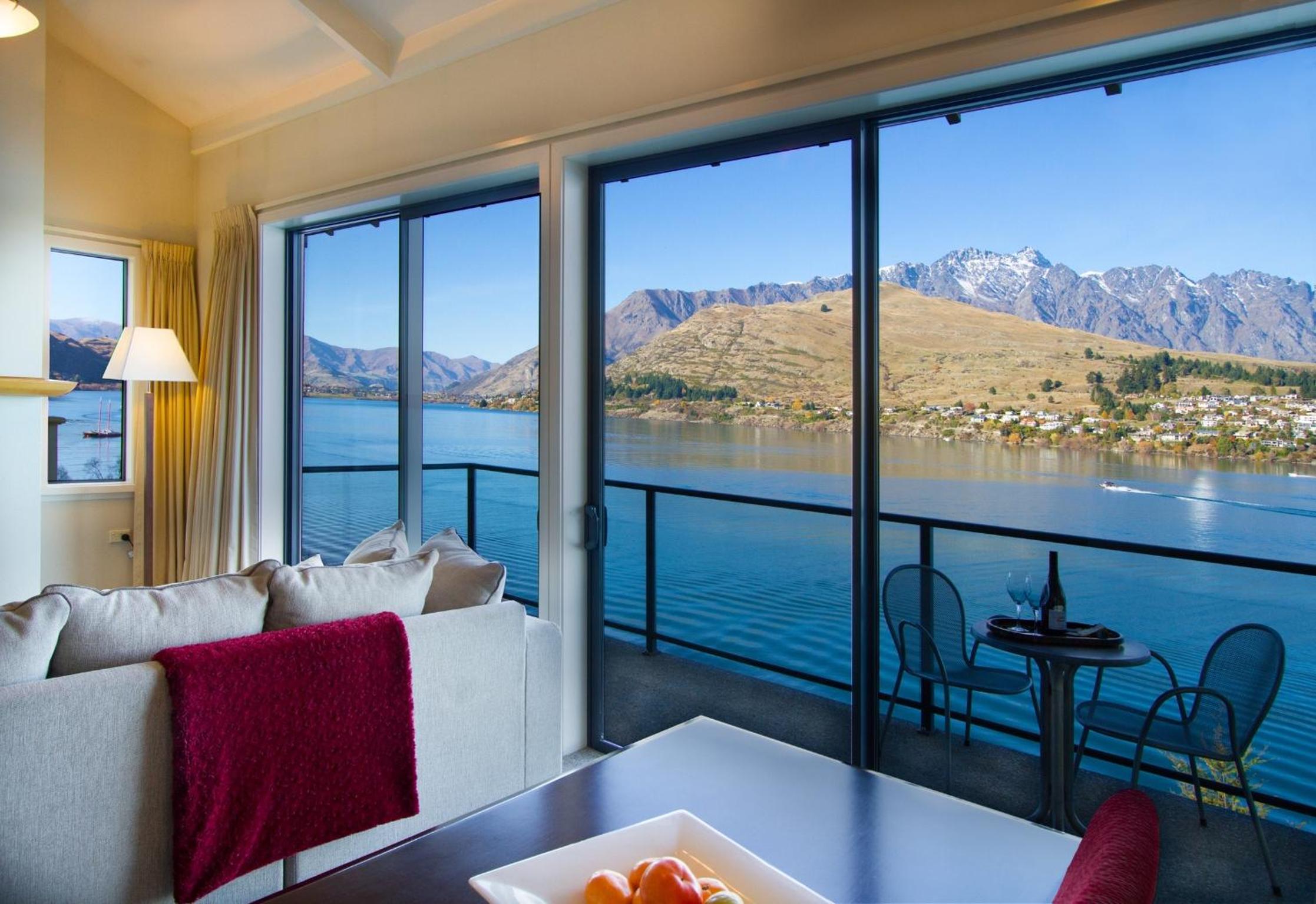 Lakefront Three-Bedroom Villa - Photo 4