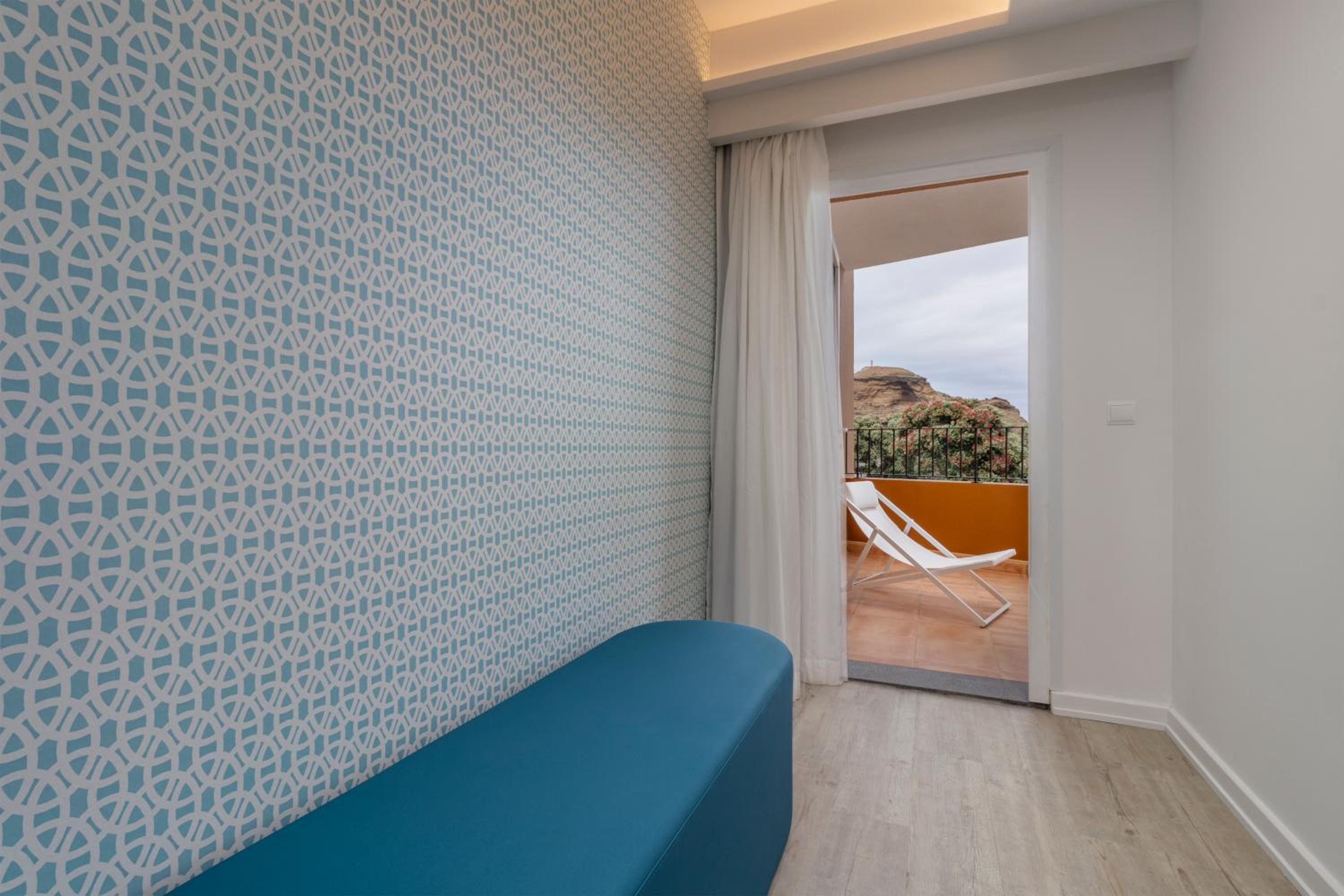Deluxe Twin Room with Sea View photo 3