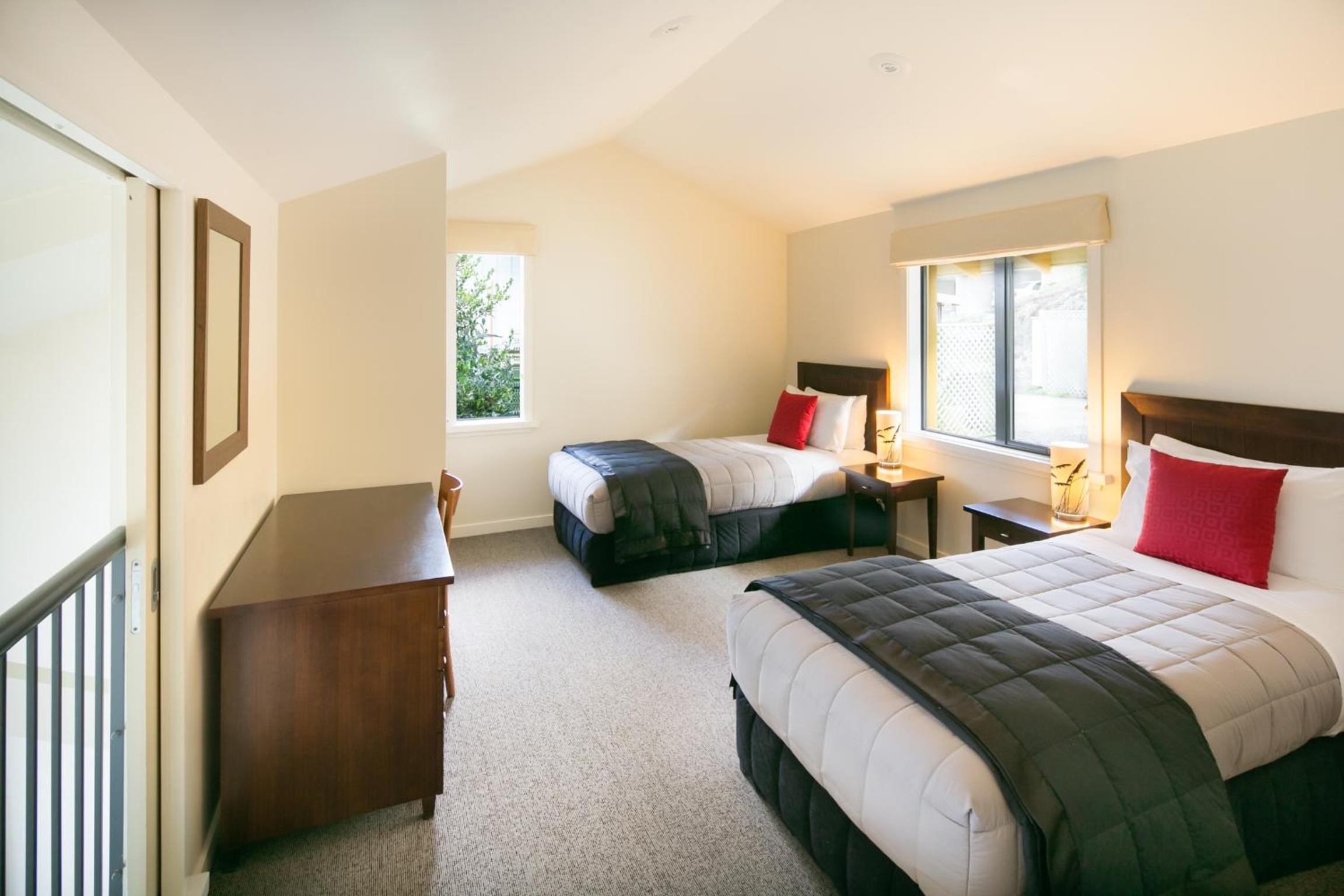 Lakefront Three-Bedroom Villa - Photo 23
