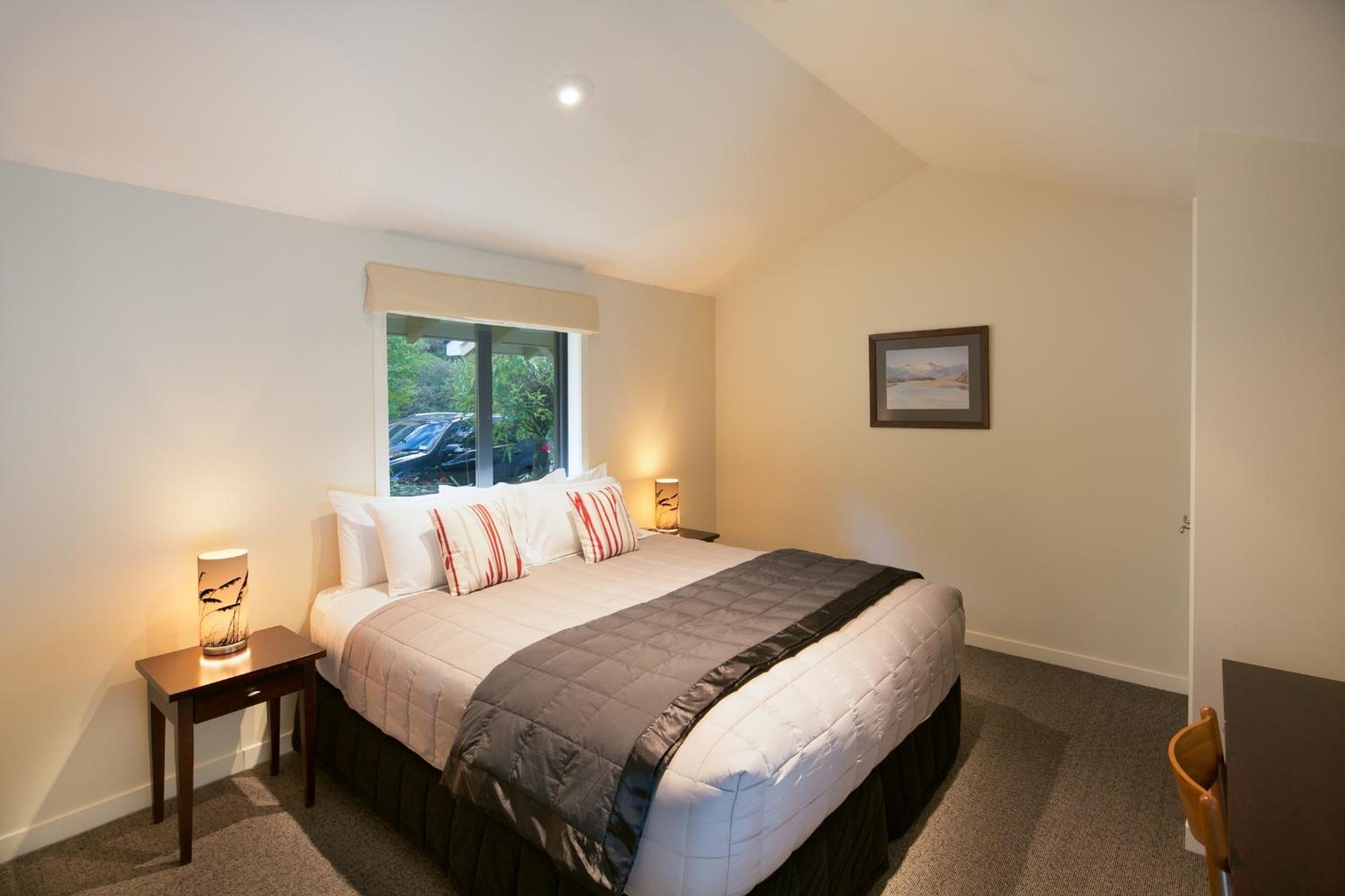 Lakefront Three-Bedroom Villa - Photo 17