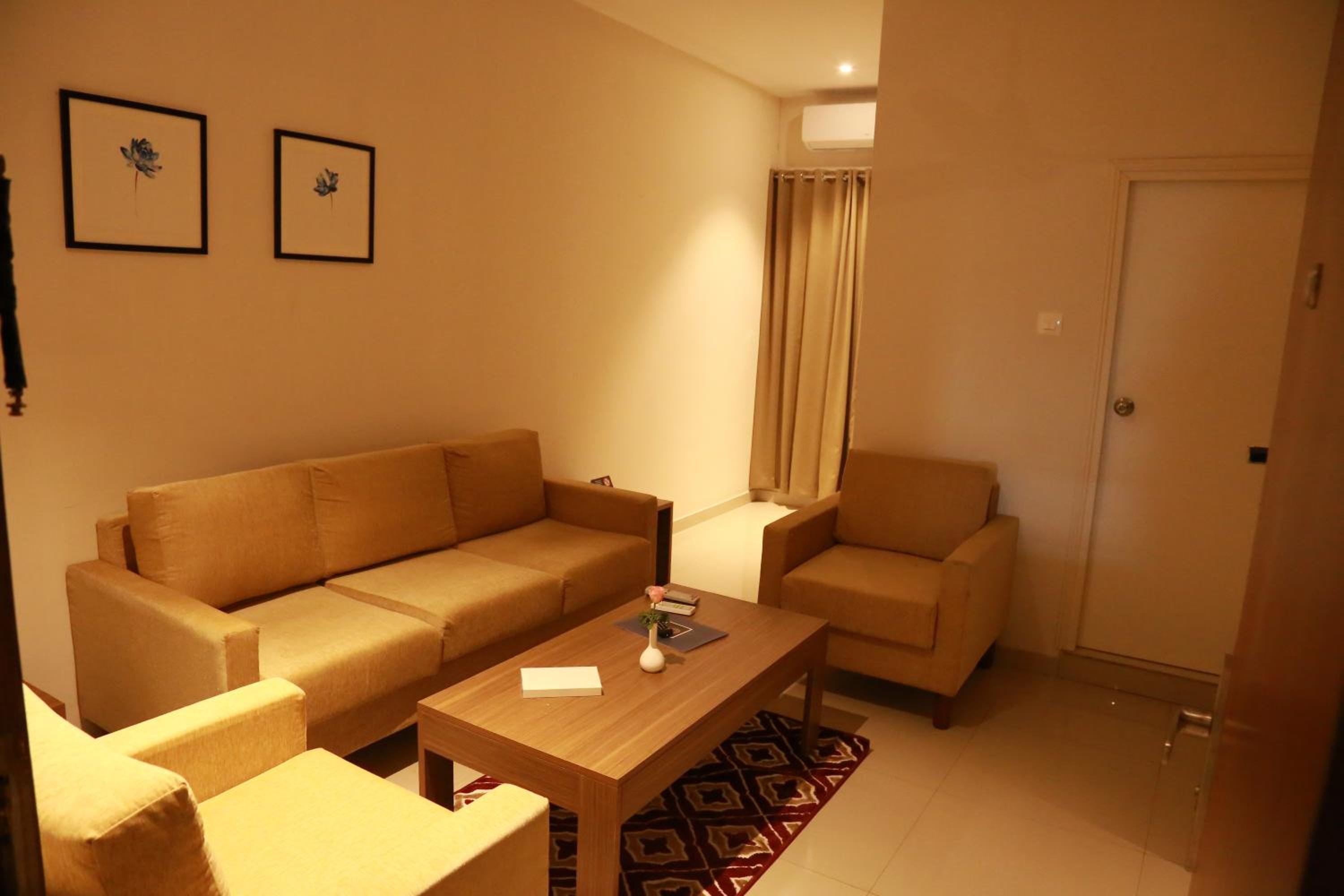Suite - Photo 1