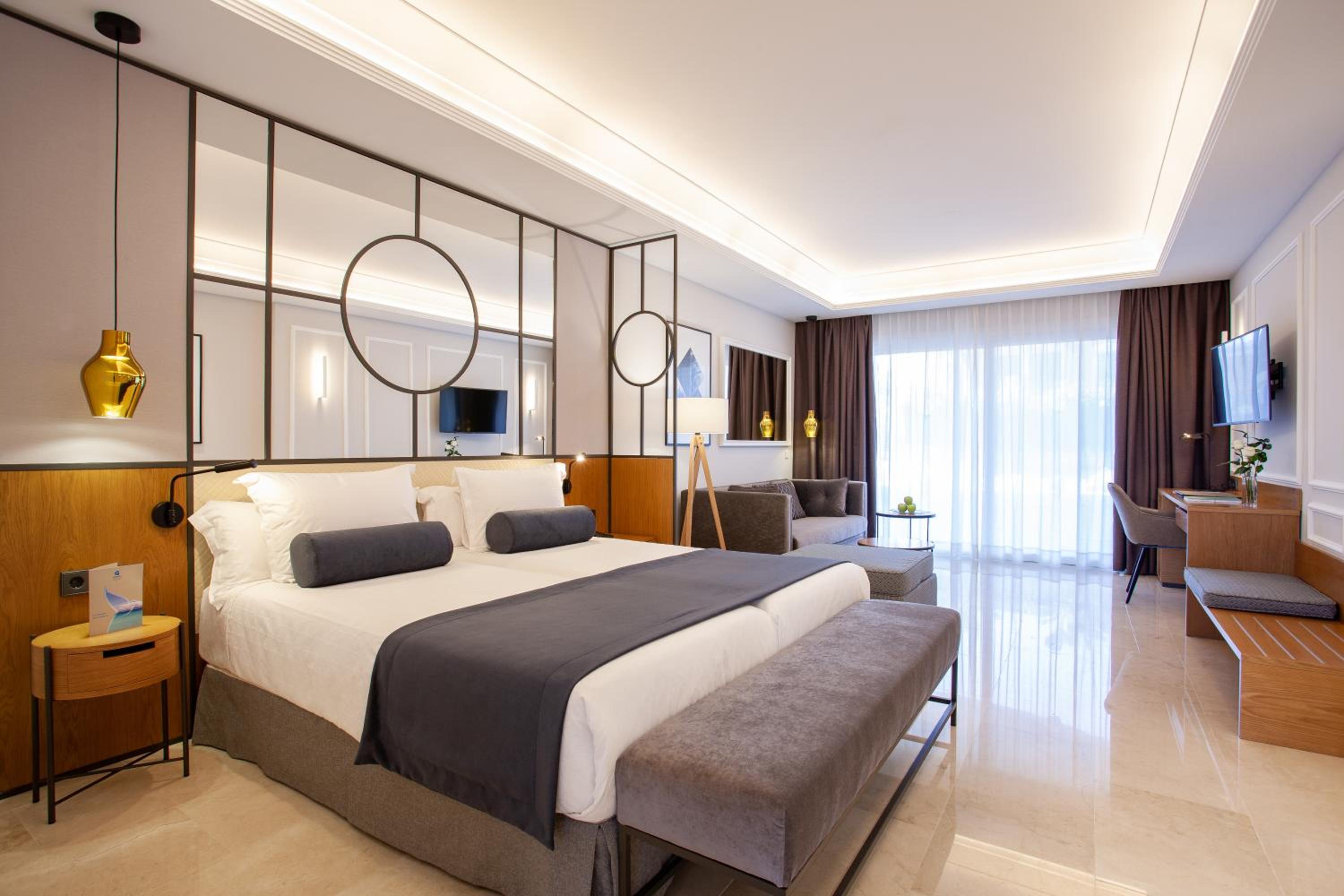 Junior Suite Prestige with Pool View (2 Adults) - Photo 1
