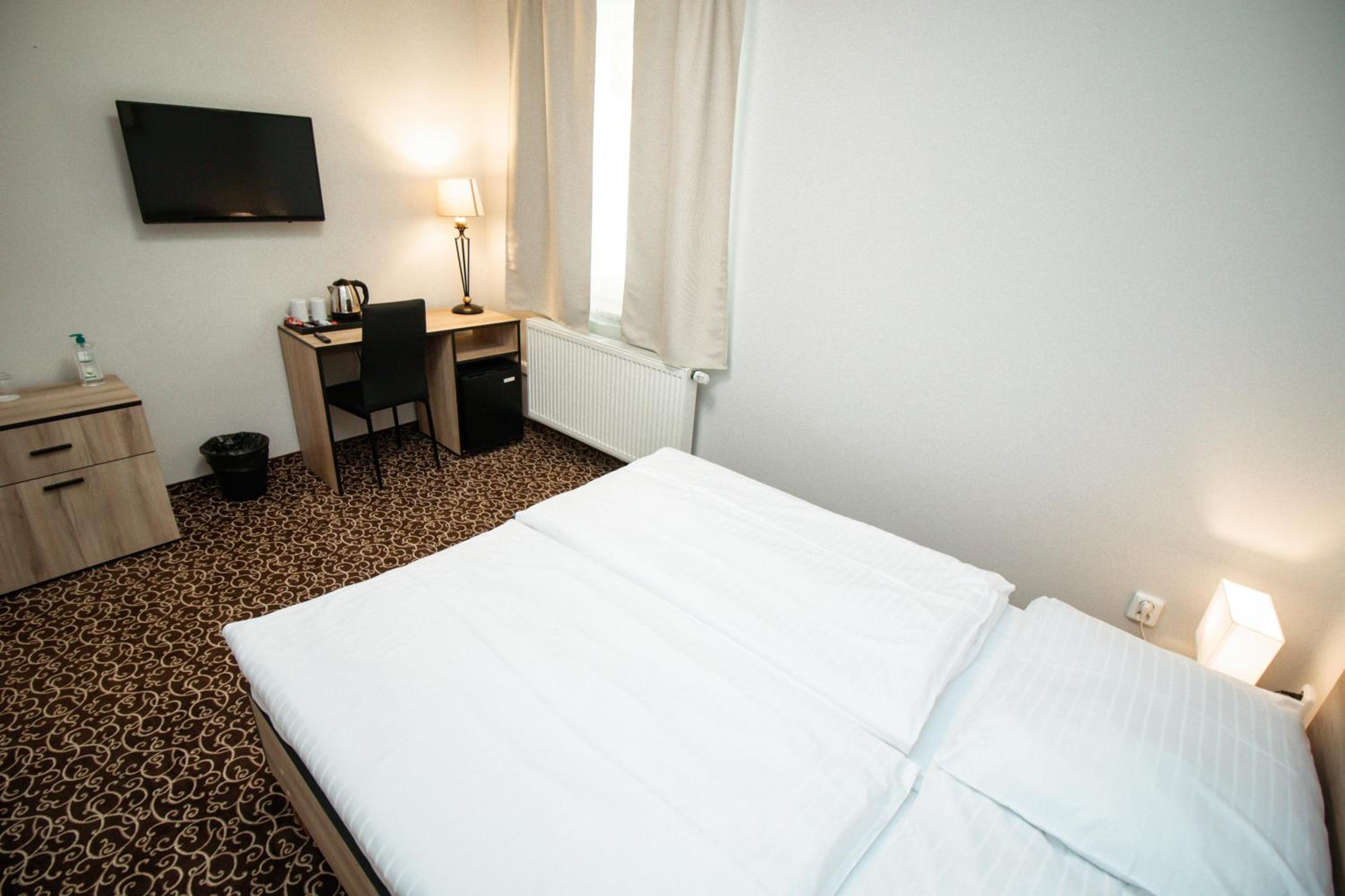 Standard Double Room thumbnail 5