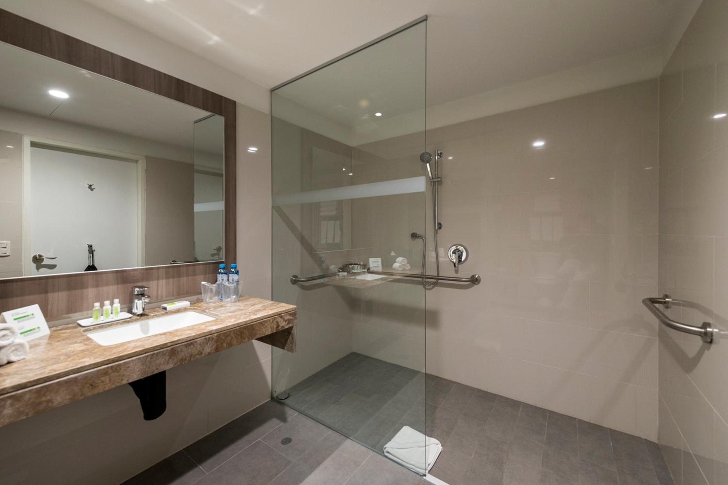 Standard King Room - Accessible photo 2