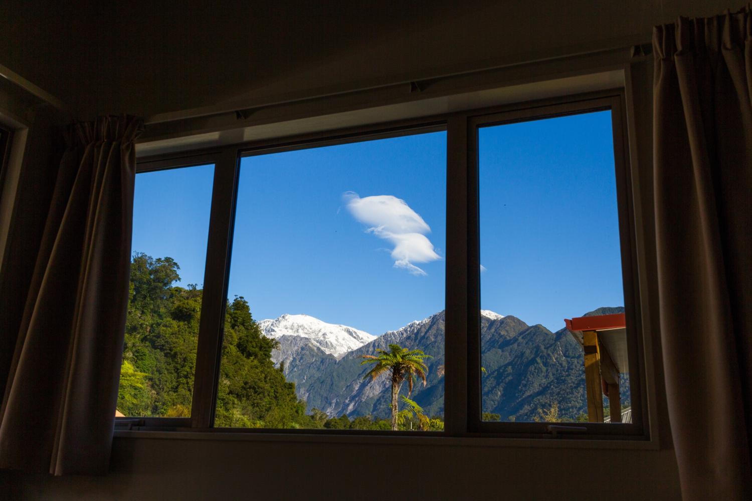 Cottage with Mountain View thumbnail 5