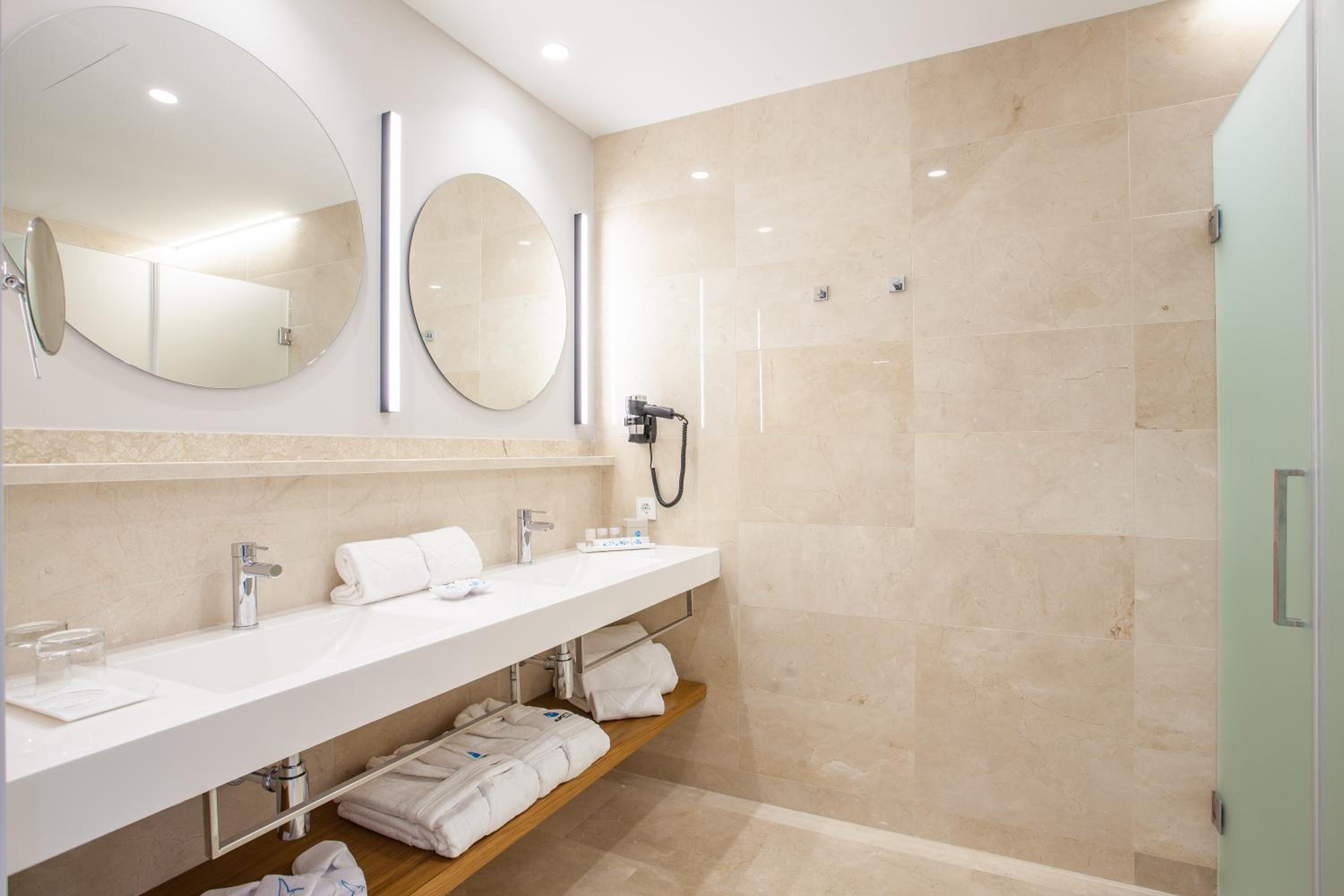 Junior Suite Prestige with Pool View (2 Adults) - Photo 2