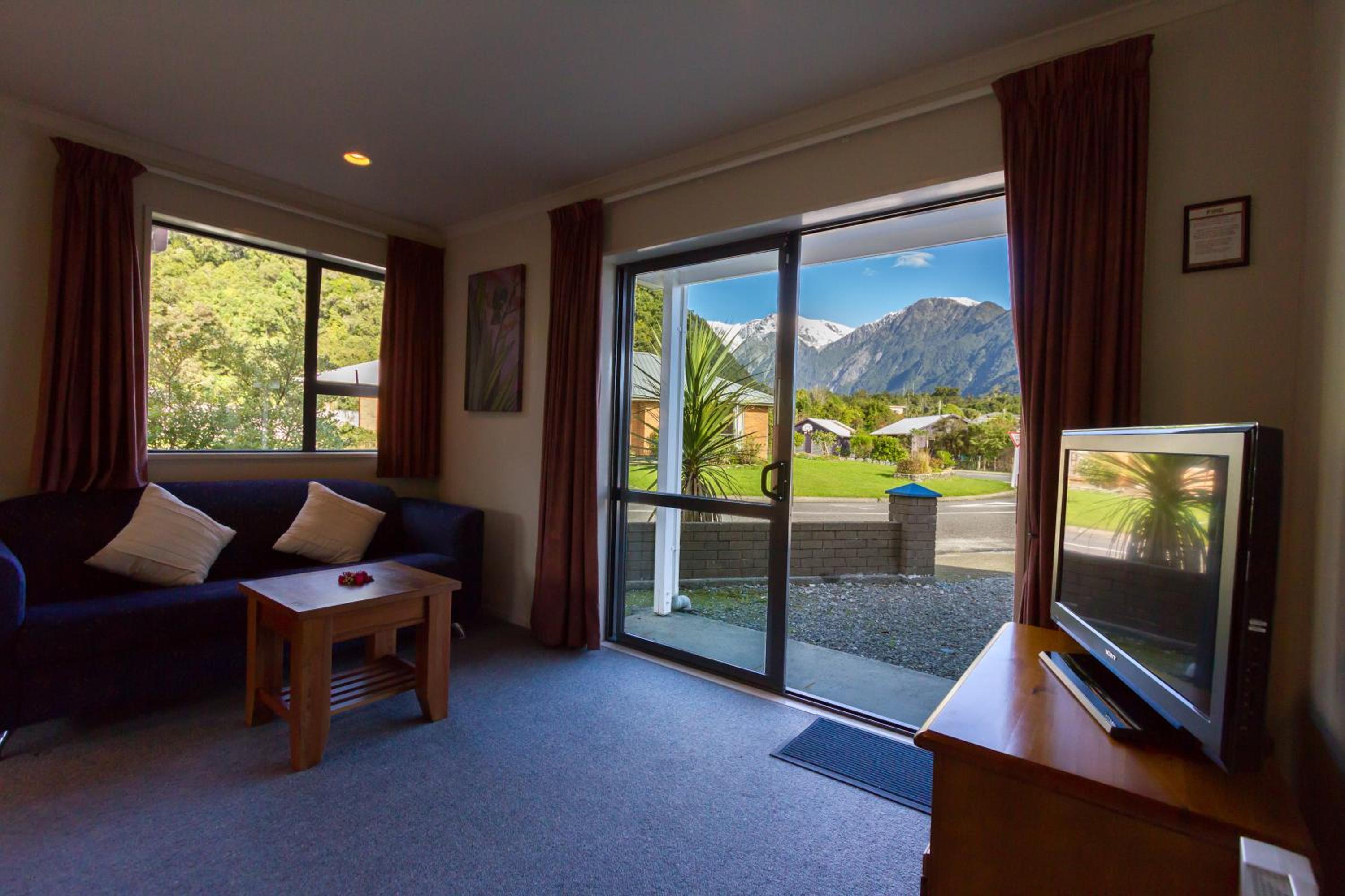 One-Bedroom Apartment with Kitchen and Spa Bath - Photo 1