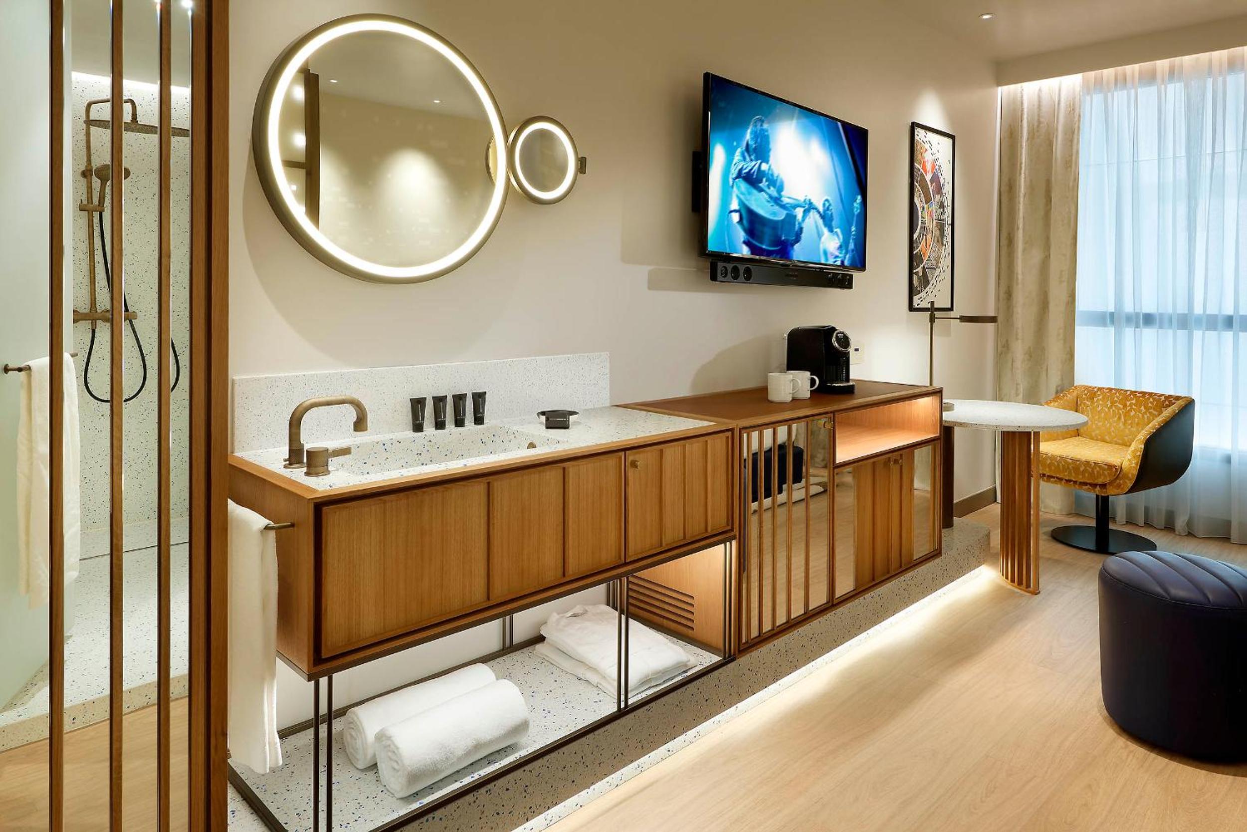 Classic King Room - Photo 7