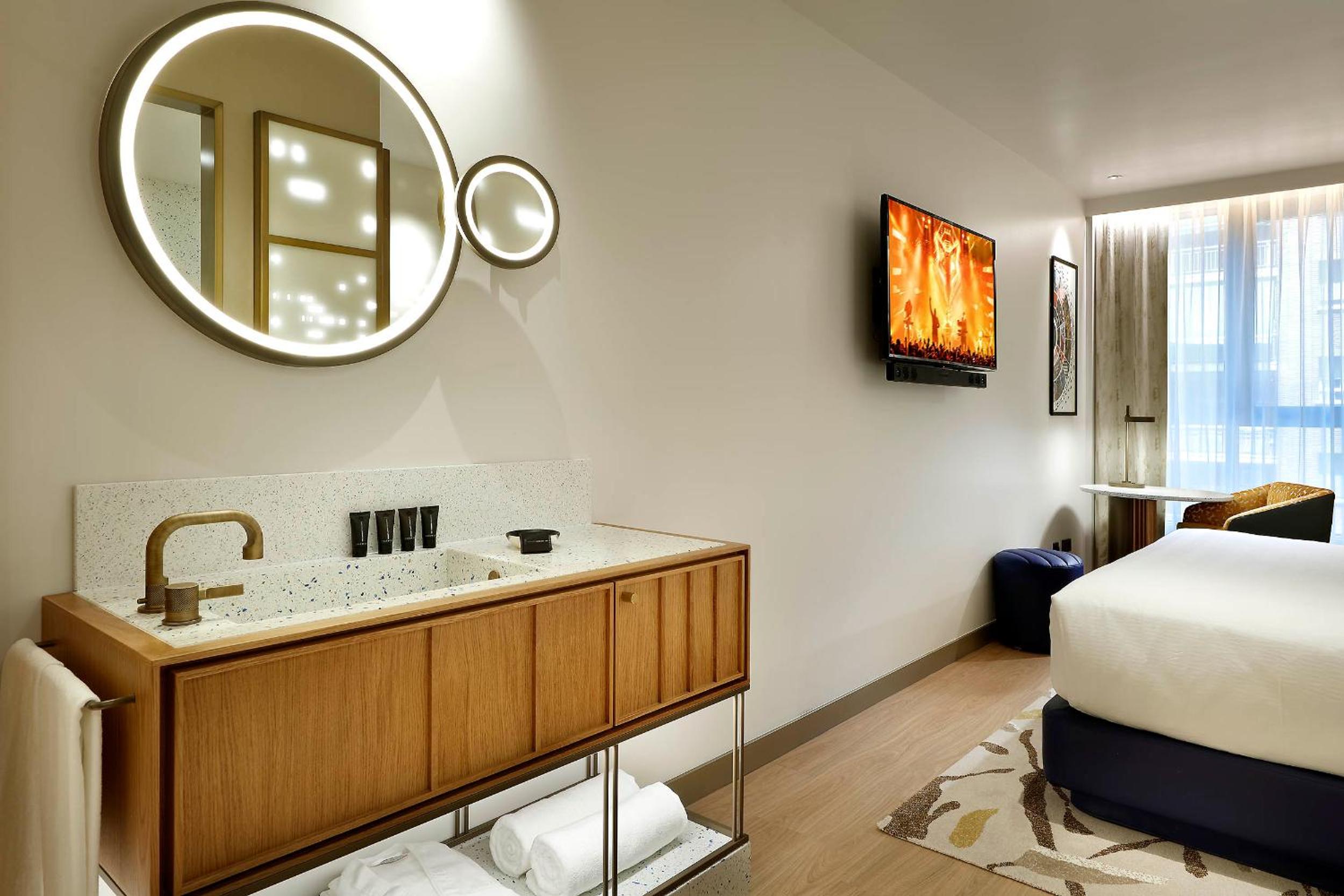 Classic King Room - Photo 8