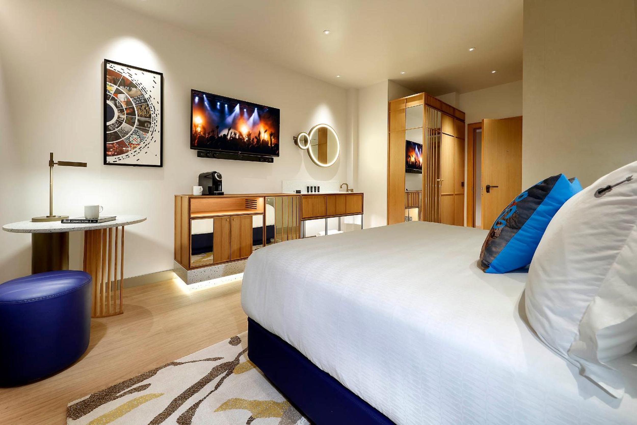 Superior Double Room with City View - Photo 2