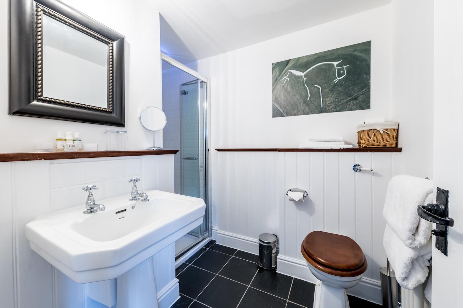 Standard Double or Twin Room with Shower - Photo 3
