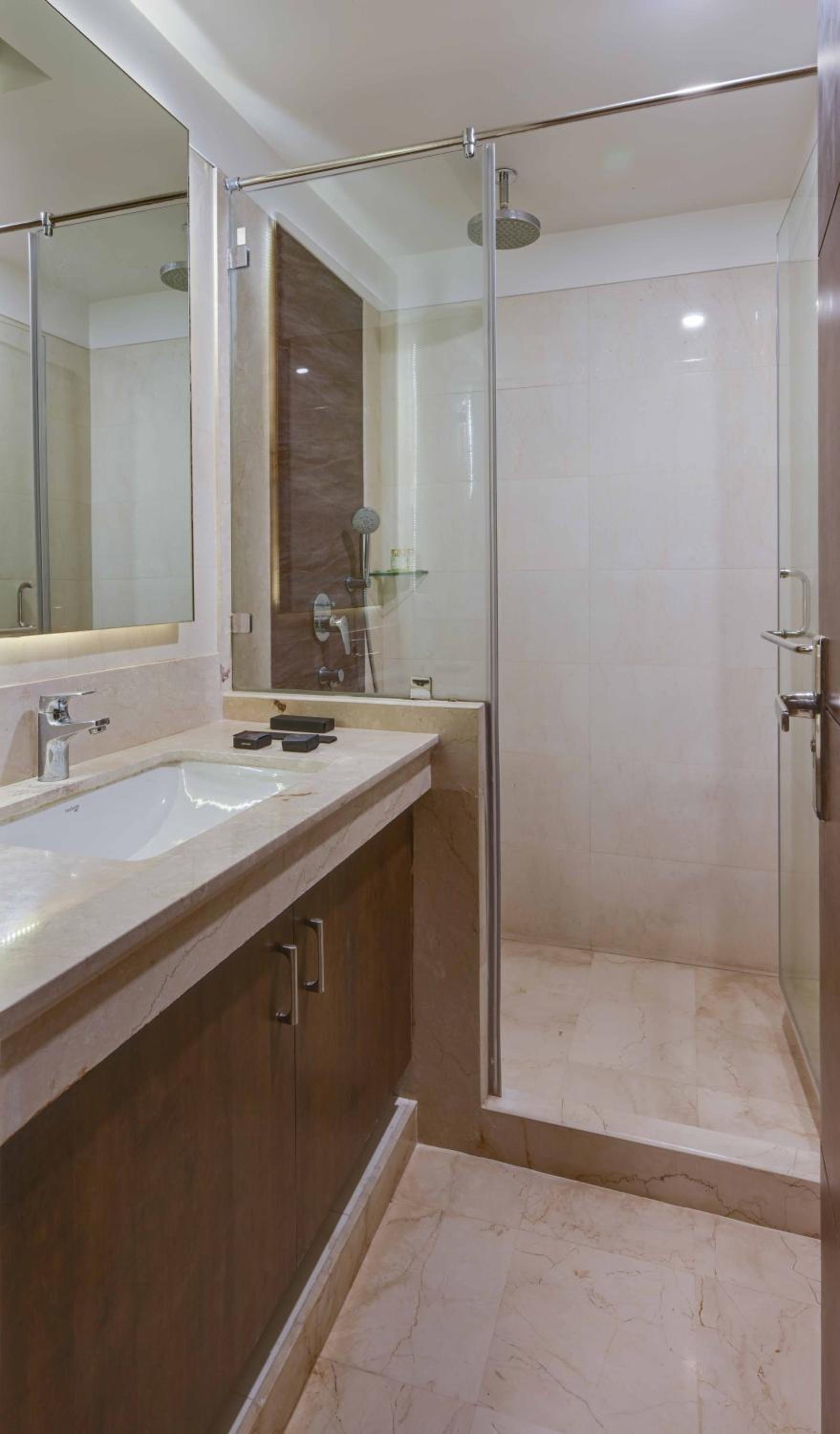 Deluxe Double Room: 15% off on Food and Laundry, 10% off on Airport Transfer  - Photo 9