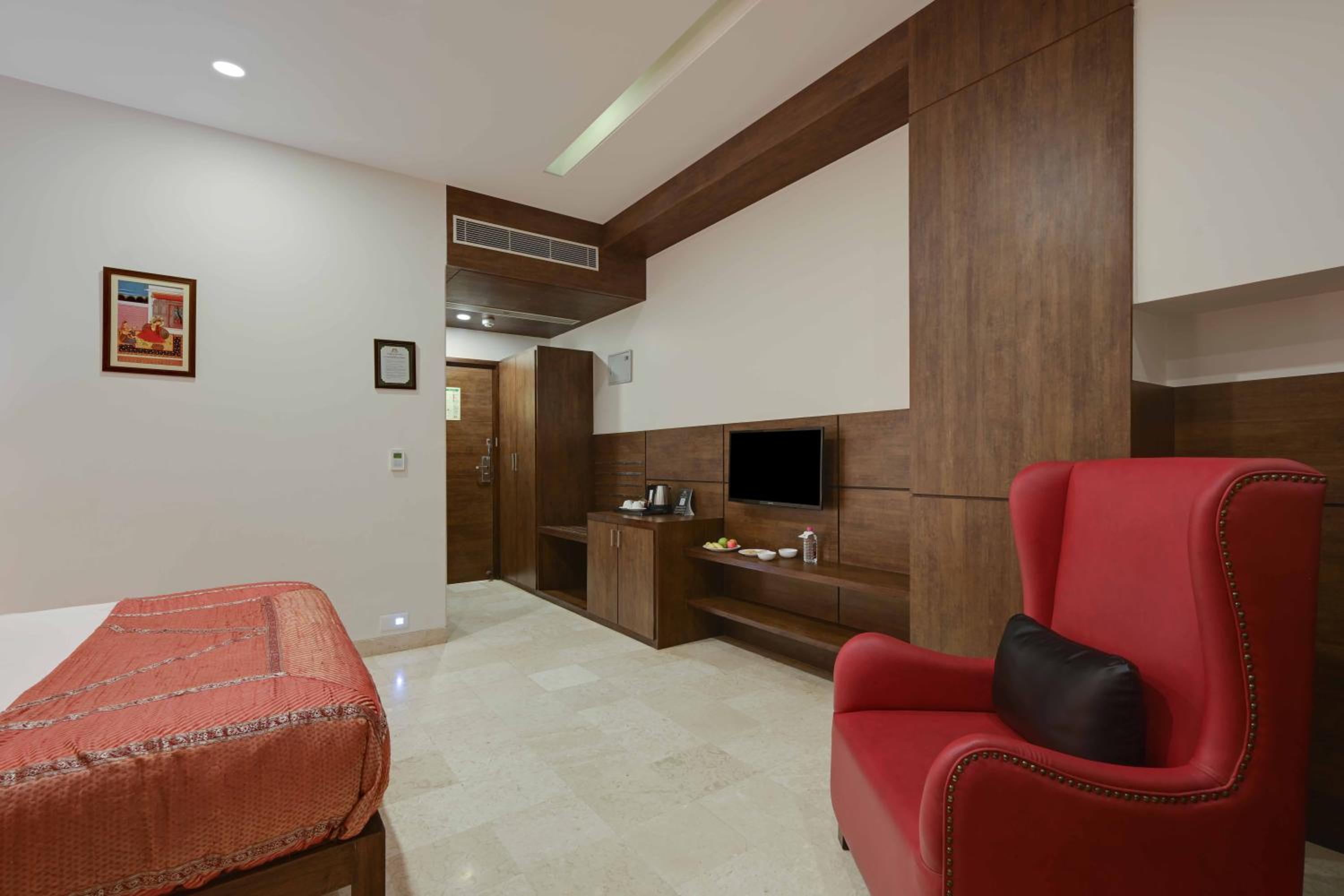 Deluxe Double Room: 15% off on Food and Laundry, 10% off on Airport Transfer  - Photo 5