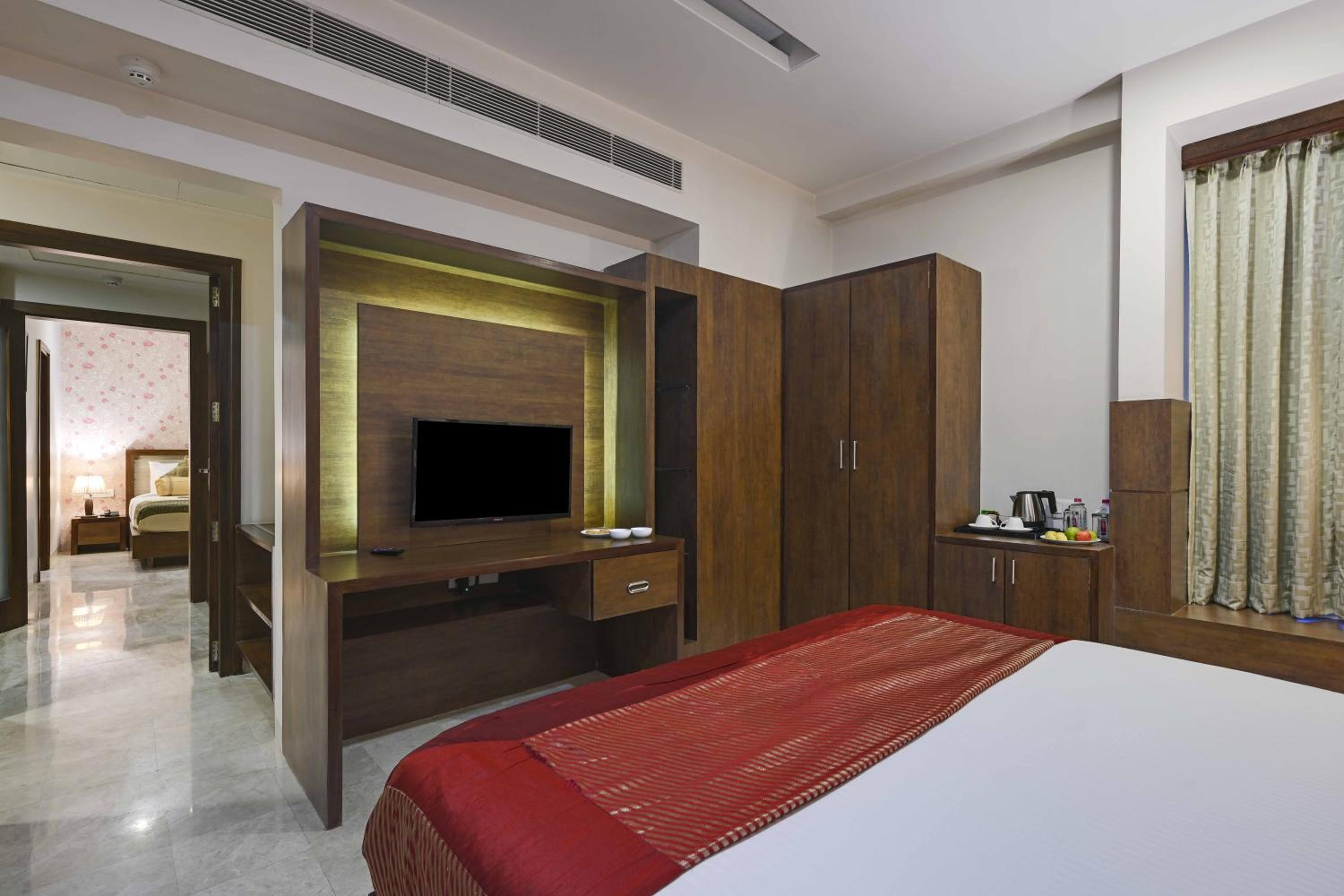 Deluxe Double Room: 15% off on Food and Laundry, 10% off on Airport Transfer  - Photo 6