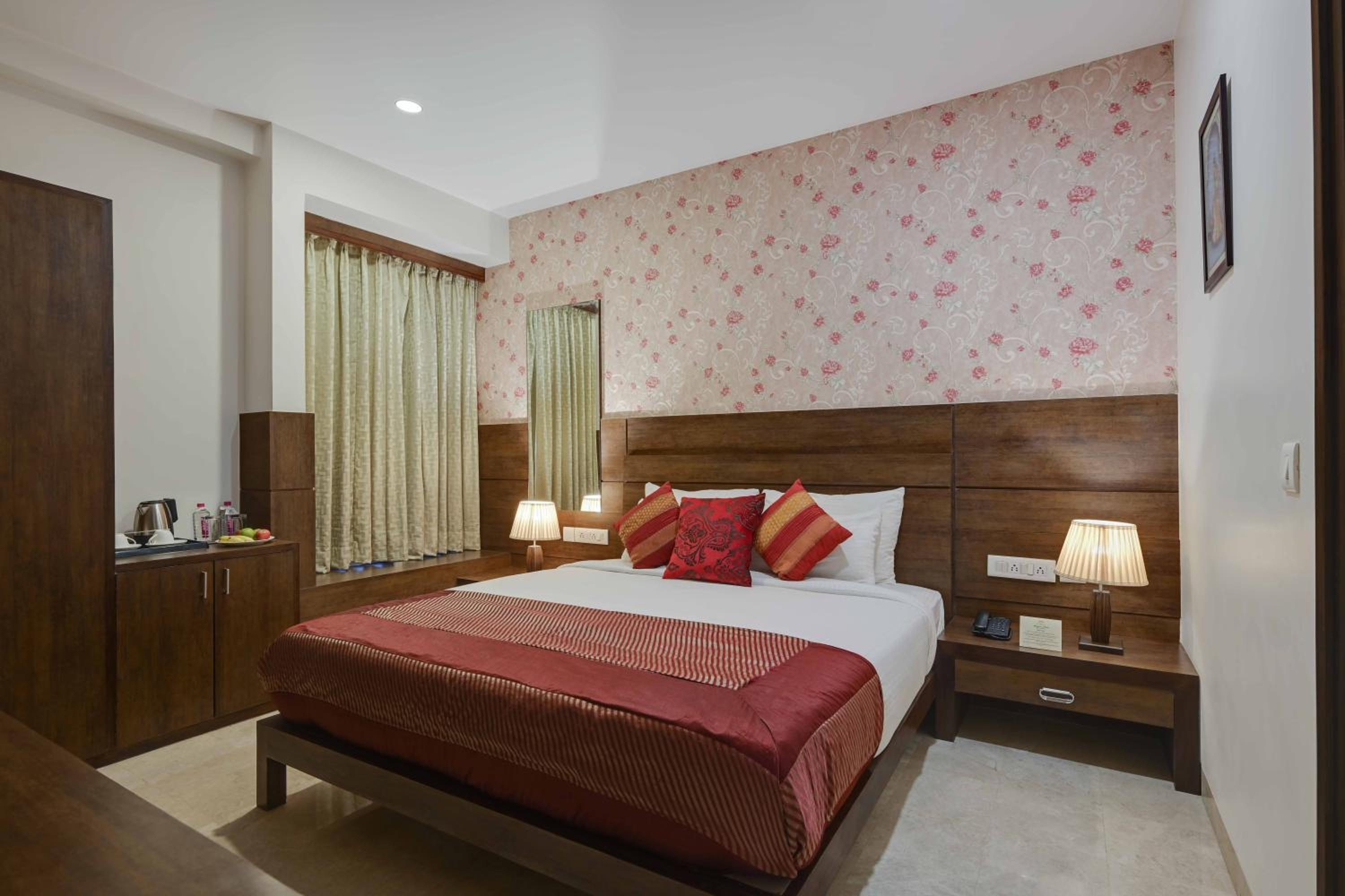 Deluxe Double Room: 15% off on Food and Laundry, 10% off on Airport Transfer  - Photo 4