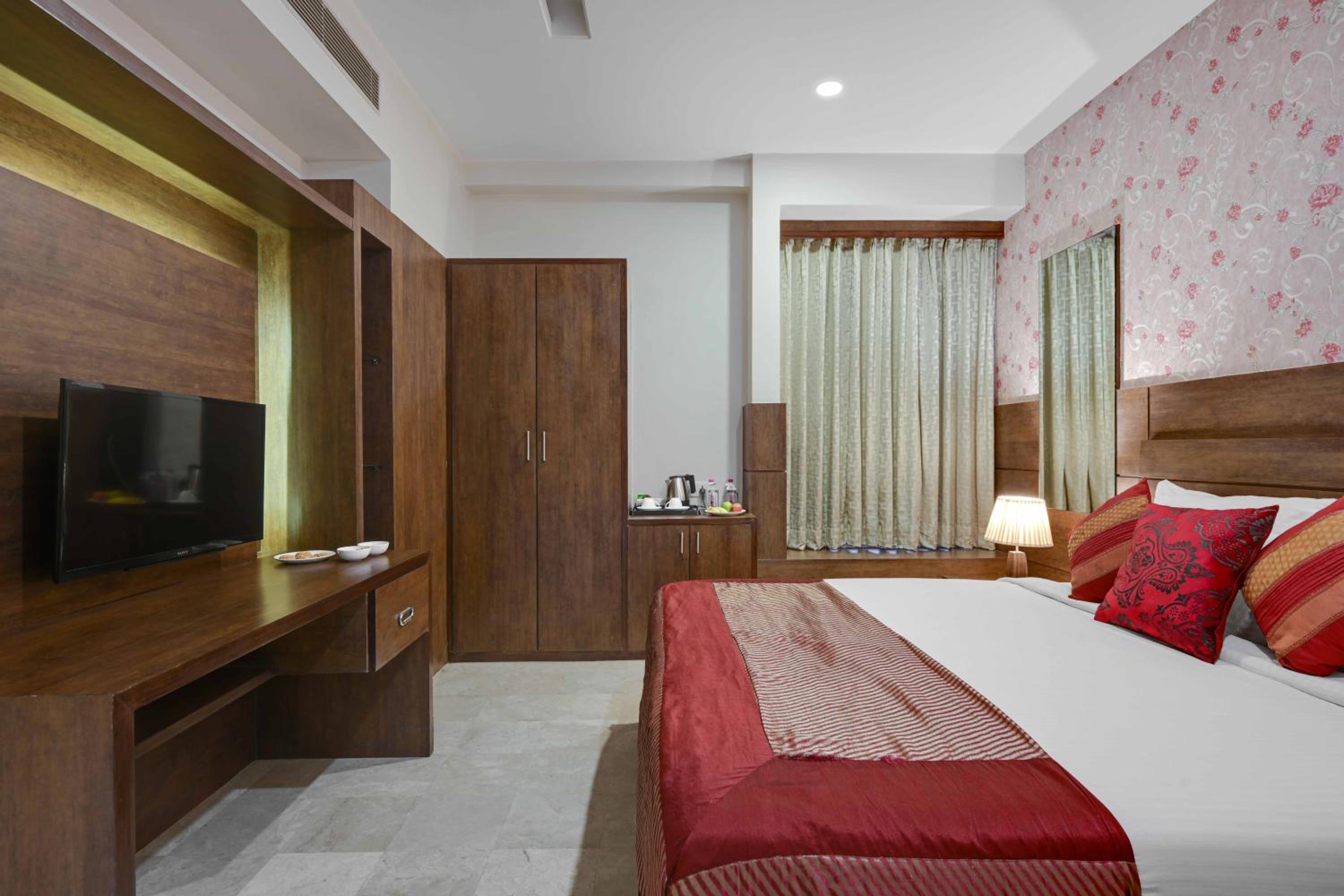 Deluxe Double Room: 15% off on Food and Laundry, 10% off on Airport Transfer  - Photo 3