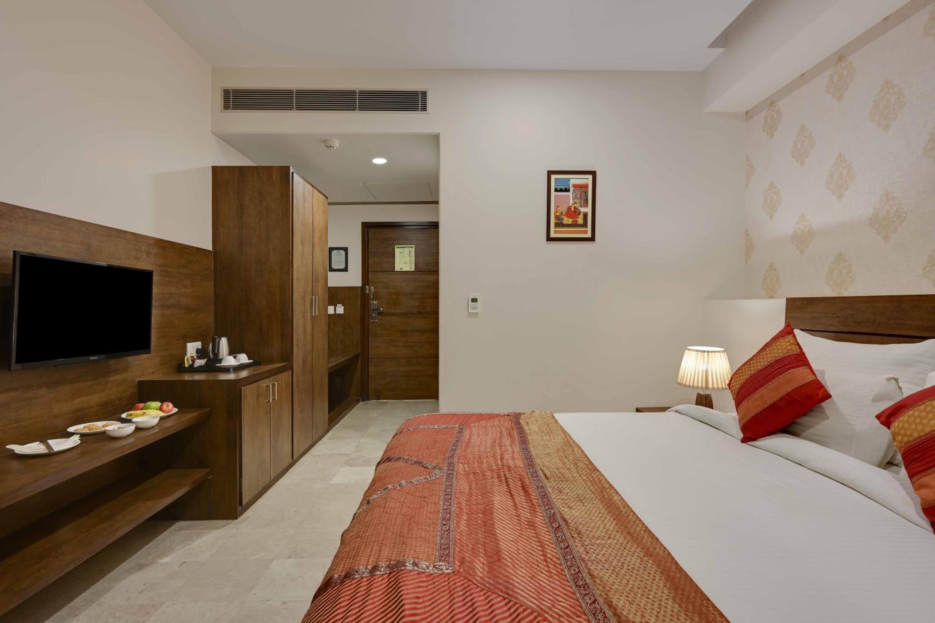 Deluxe Double Room: 15% off on Food and Laundry, 10% off on Airport Transfer  - Photo 2