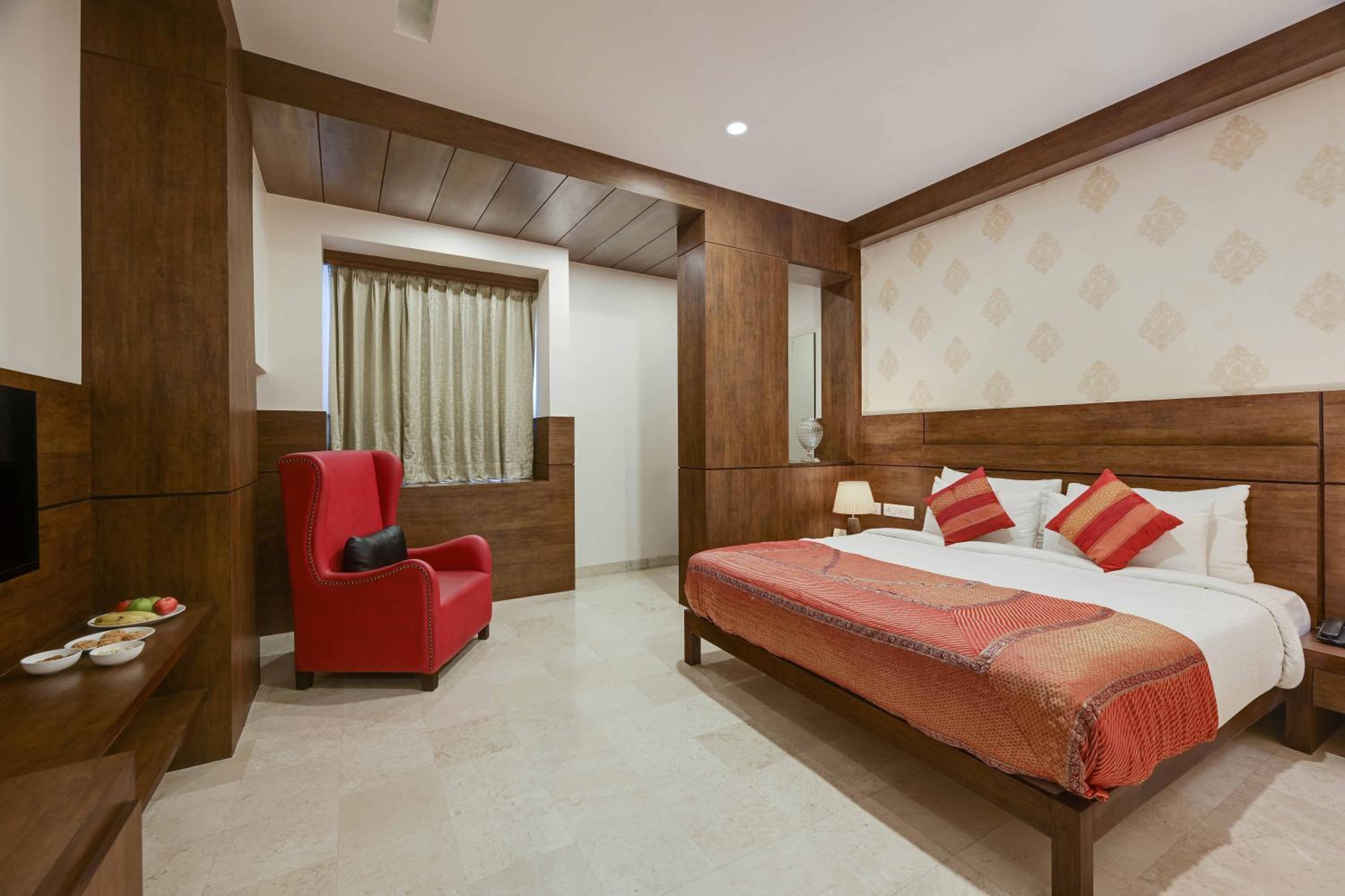 Deluxe Double Room: 15% off on Food and Laundry, 10% off on Airport Transfer  - Photo 7