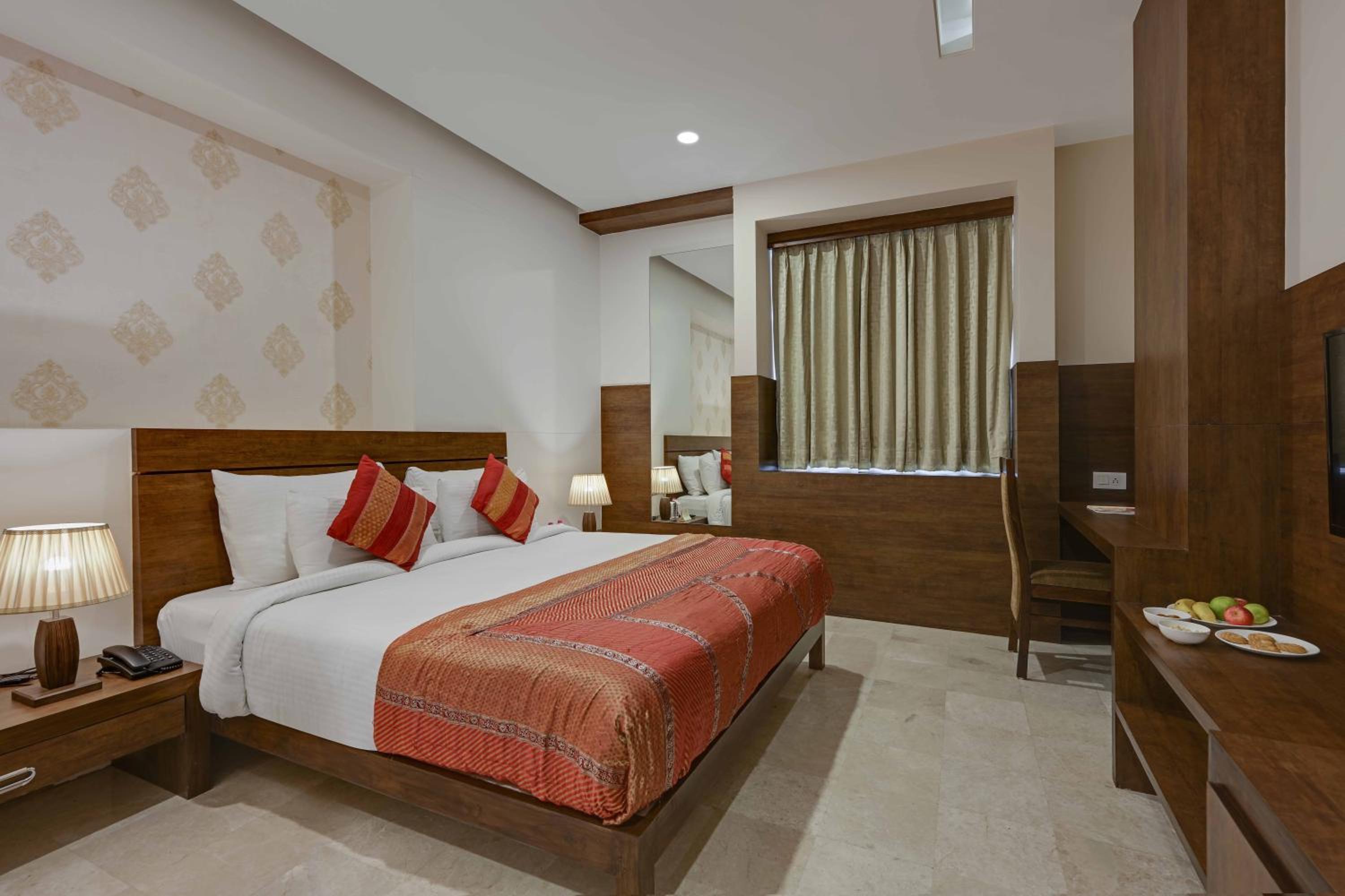 Deluxe Double Room: 15% off on Food and Laundry, 10% off on Airport Transfer  - Photo 8