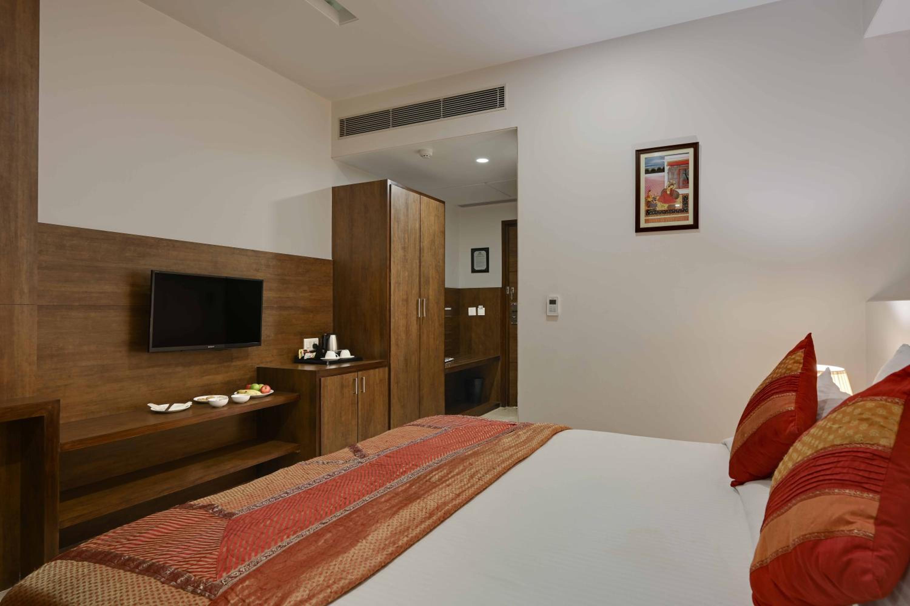 Deluxe Double Room: 15% off on Food and Laundry, 10% off on Airport Transfer  - Photo 1
