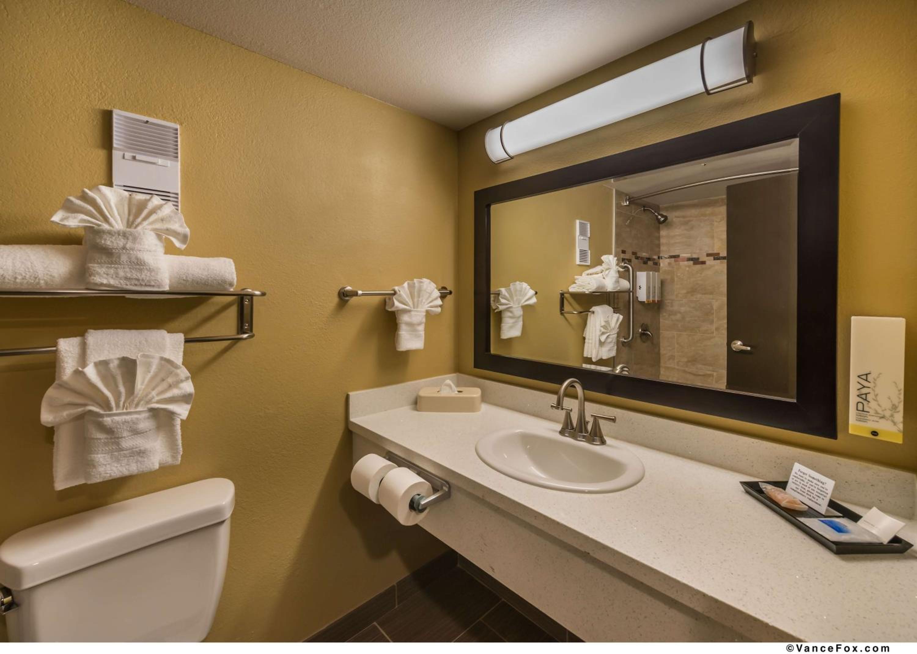 Queen Room with Two Queen Beds - Non-Smoking - Photo 2